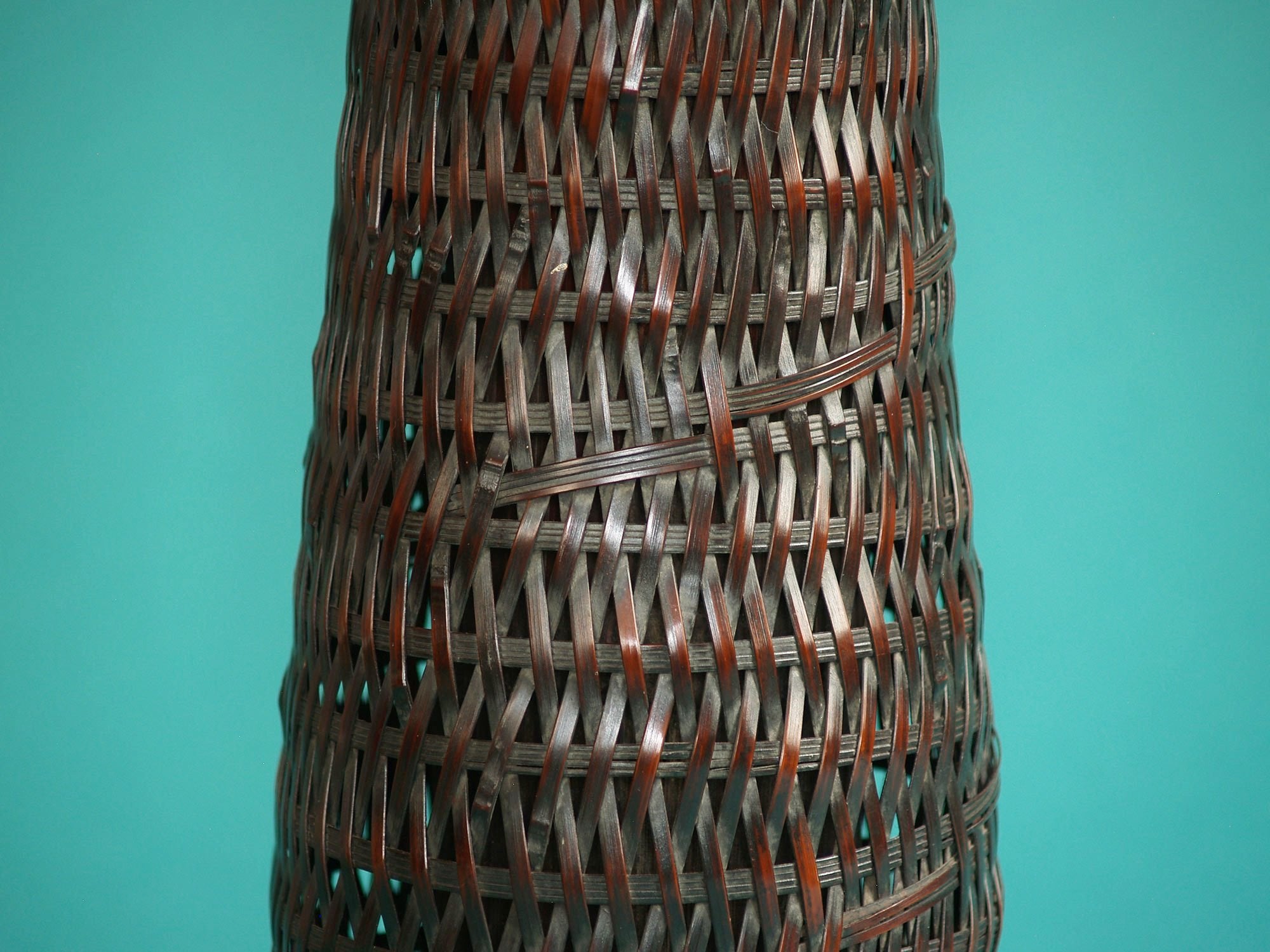 Hanakago, haut panier en bambou susudake pour l'ikebana, Japon (Début ère Shōwa)..Huge Hanakago Ikebana susudake bamboo basket, Japan (early Shōwa era)