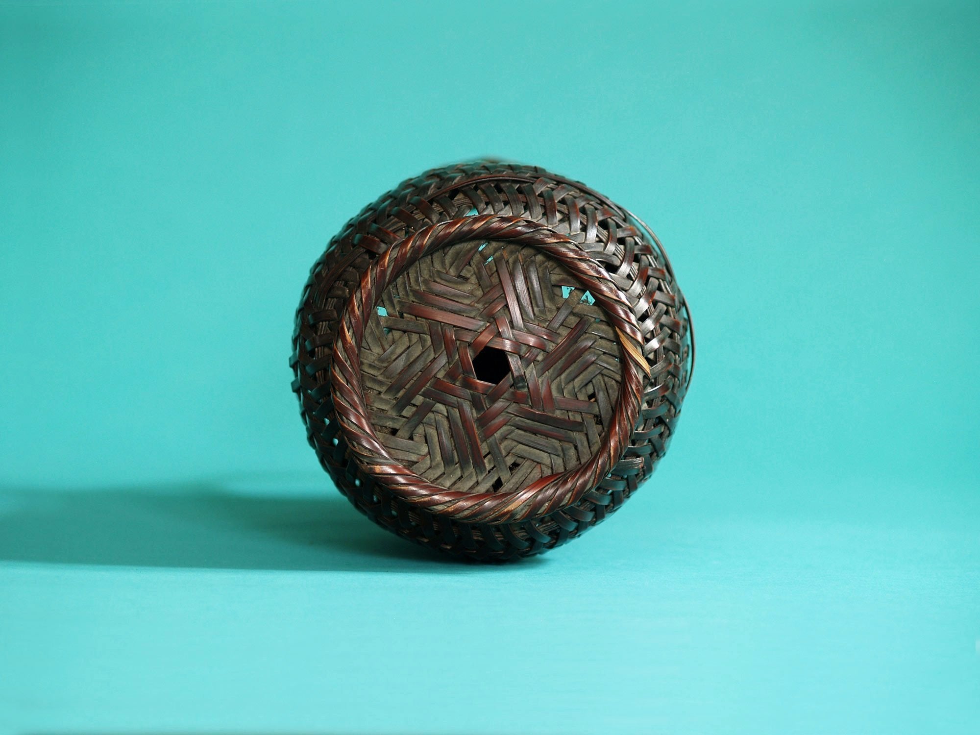 Hanakago, haut panier en bambou susudake pour l'ikebana, Japon (Début ère Shōwa)..Huge Hanakago Ikebana susudake bamboo basket, Japan (early Shōwa era)