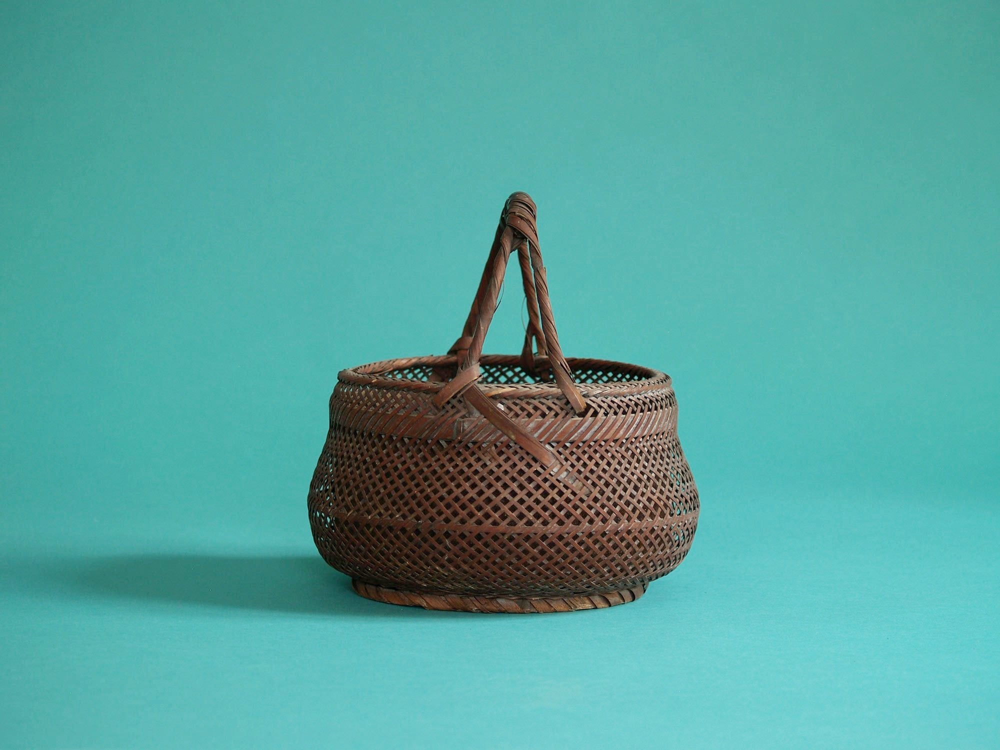 Sumitorikago, coupe / Panier en bambou pour la cérémonie du thé, Japon (Fin de l'ère Meiji / début ère Shōwa)..Sumitorikago bamboo charcoal basket for chanoyu, Japan (Late Meiji era / early Shōwa era)