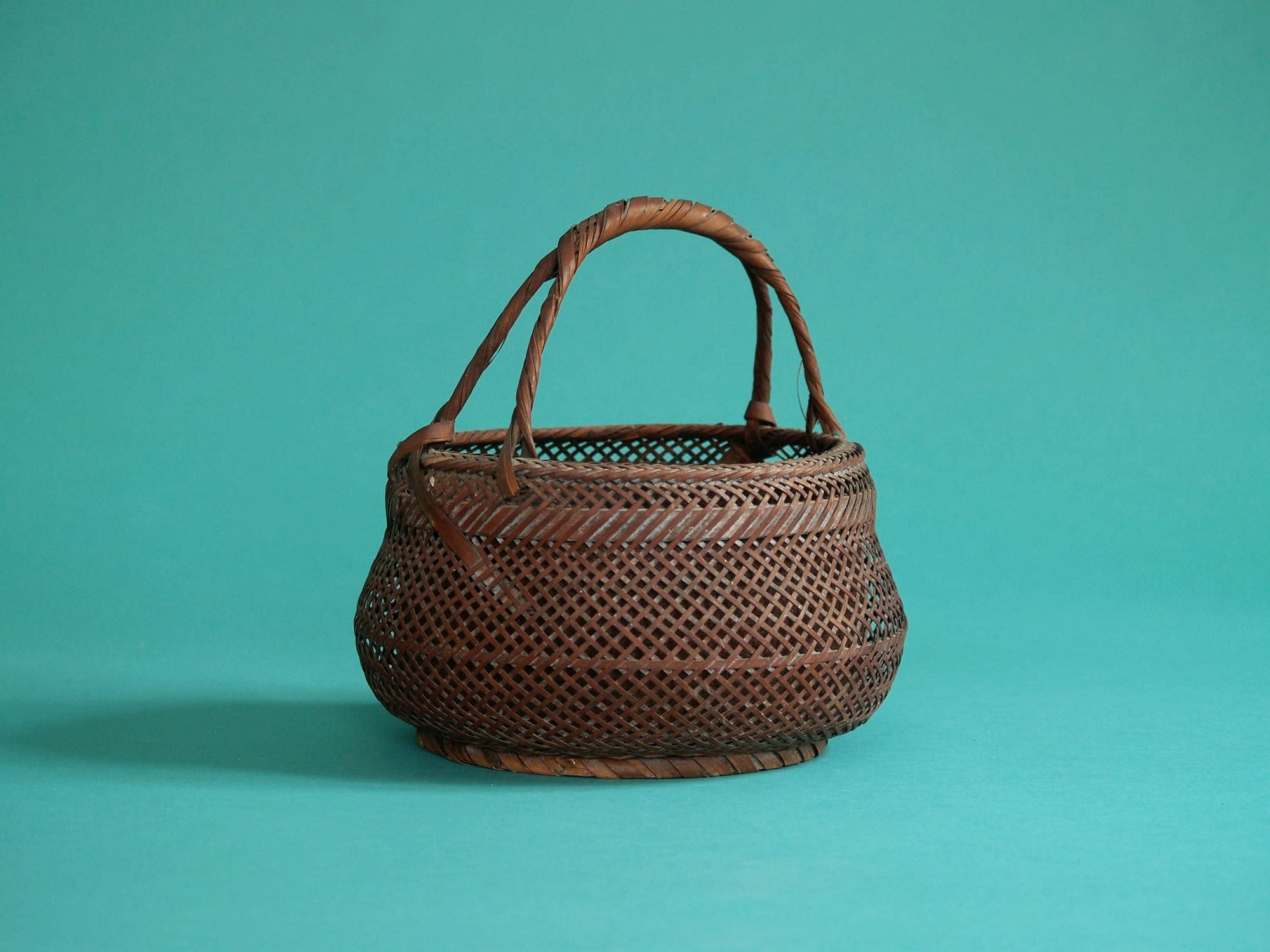 Sumitorikago, coupe / Panier en bambou pour la cérémonie du thé, Japon (Fin de l'ère Meiji / début ère Shōwa)..Sumitorikago bamboo charcoal basket for chanoyu, Japan (Late Meiji era / early Shōwa era)