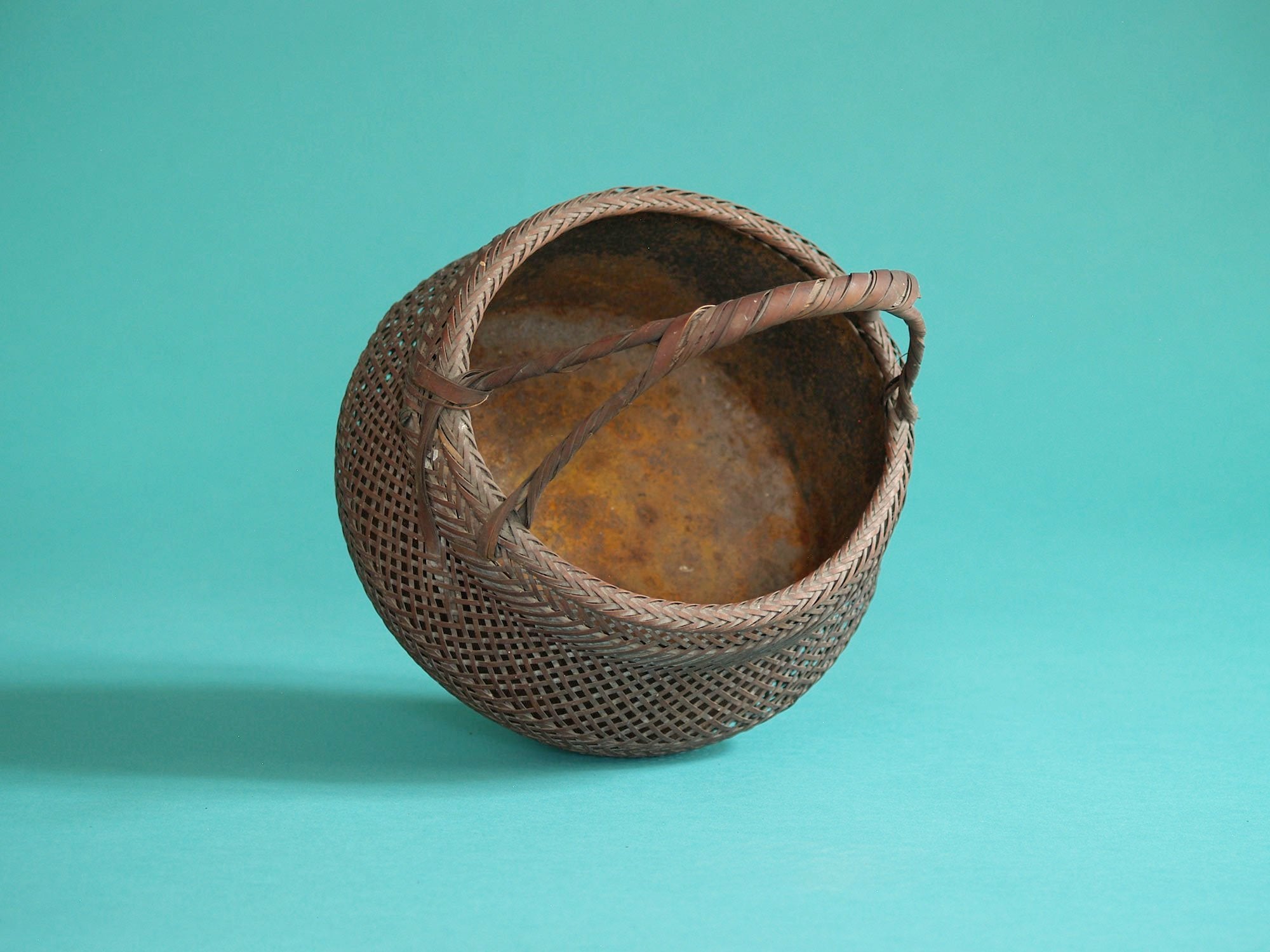 Sumitorikago, coupe / Panier en bambou pour la cérémonie du thé, Japon (Fin de l'ère Meiji / début ère Shōwa)..Sumitorikago bamboo charcoal basket for chanoyu, Japan (Late Meiji era / early Shōwa era)