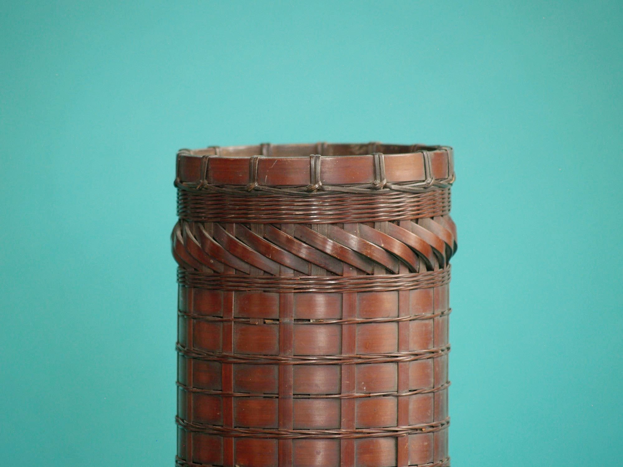 Hanakago, haut panier cylindrique en bambou pour l'ikebana, Japon (Fin époque Edo / début de l'ère Meiji)..Huge cylindrical Hanakago Ikebana bamboo basket, Japan (Late Edo Period / Early Meiji era)