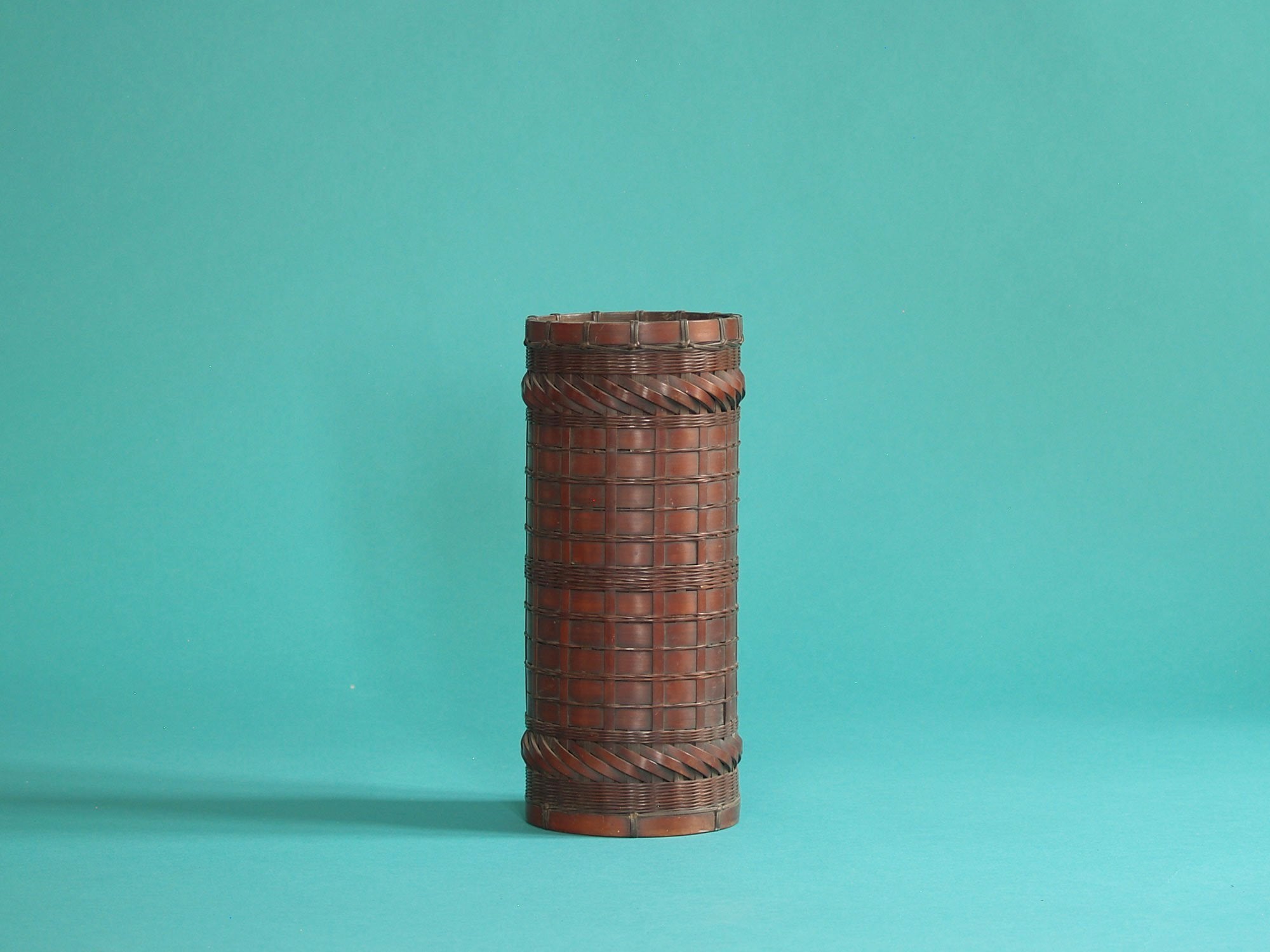 Hanakago, haut panier cylindrique en bambou pour l'ikebana, Japon (Fin époque Edo / début de l'ère Meiji)..Huge cylindrical Hanakago Ikebana bamboo basket, Japan (Late Edo Period / Early Meiji era)