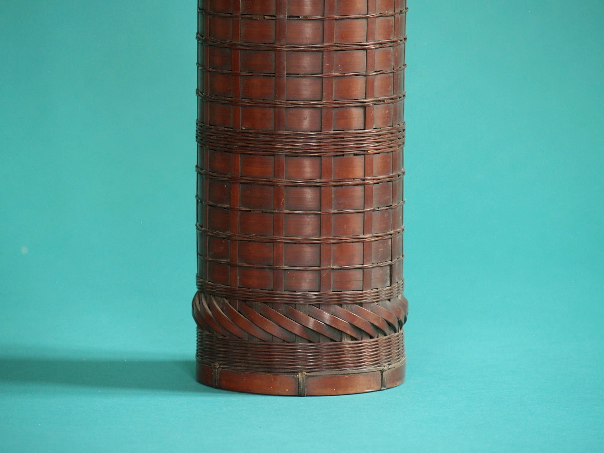 Hanakago, haut panier cylindrique en bambou pour l'ikebana, Japon (Fin époque Edo / début de l'ère Meiji)..Huge cylindrical Hanakago Ikebana bamboo basket, Japan (Late Edo Period / Early Meiji era)