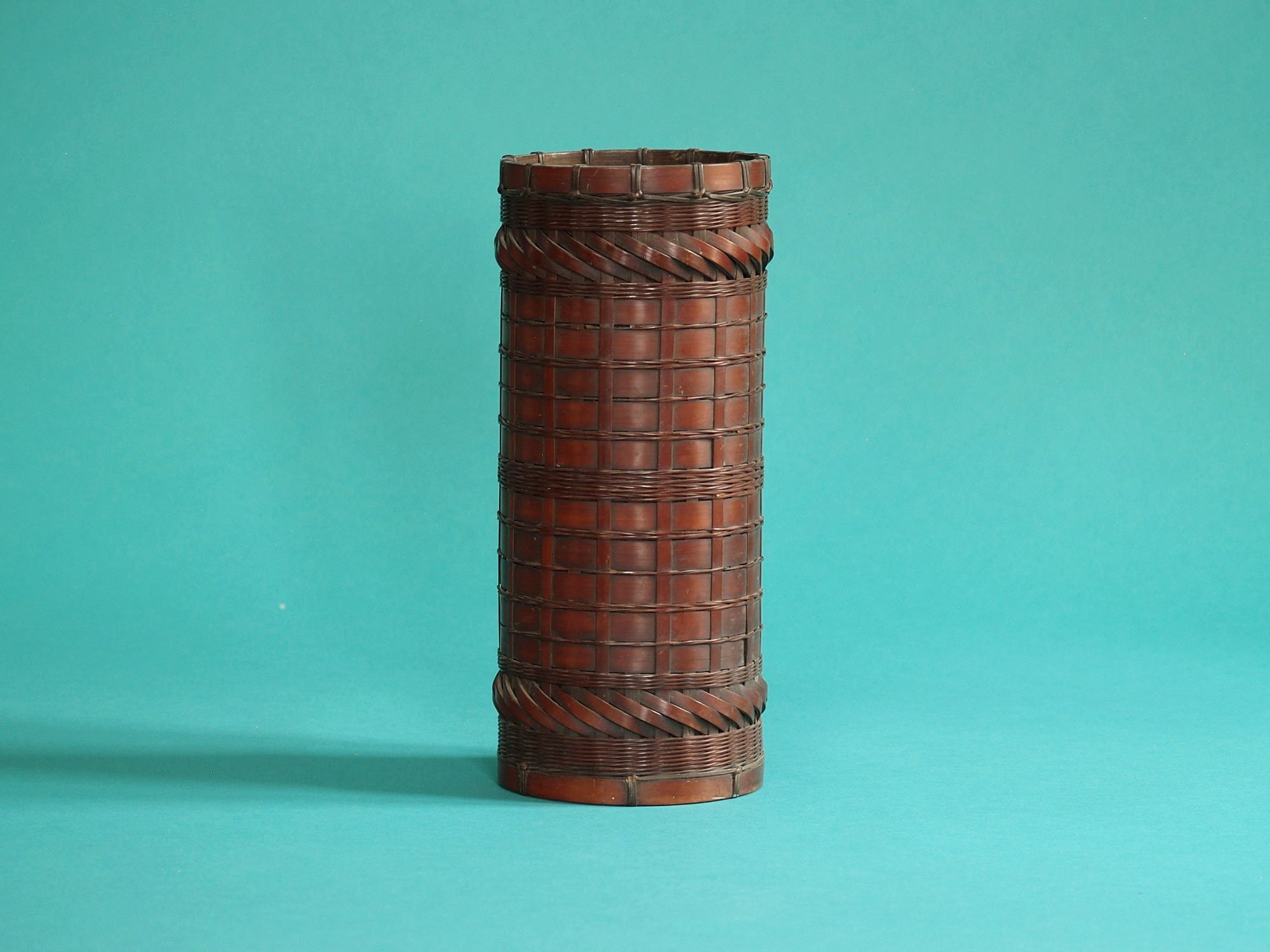 Hanakago, haut panier cylindrique en bambou pour l'ikebana, Japon (Fin époque Edo / début de l'ère Meiji)..Huge cylindrical Hanakago Ikebana bamboo basket, Japan (Late Edo Period / Early Meiji era)