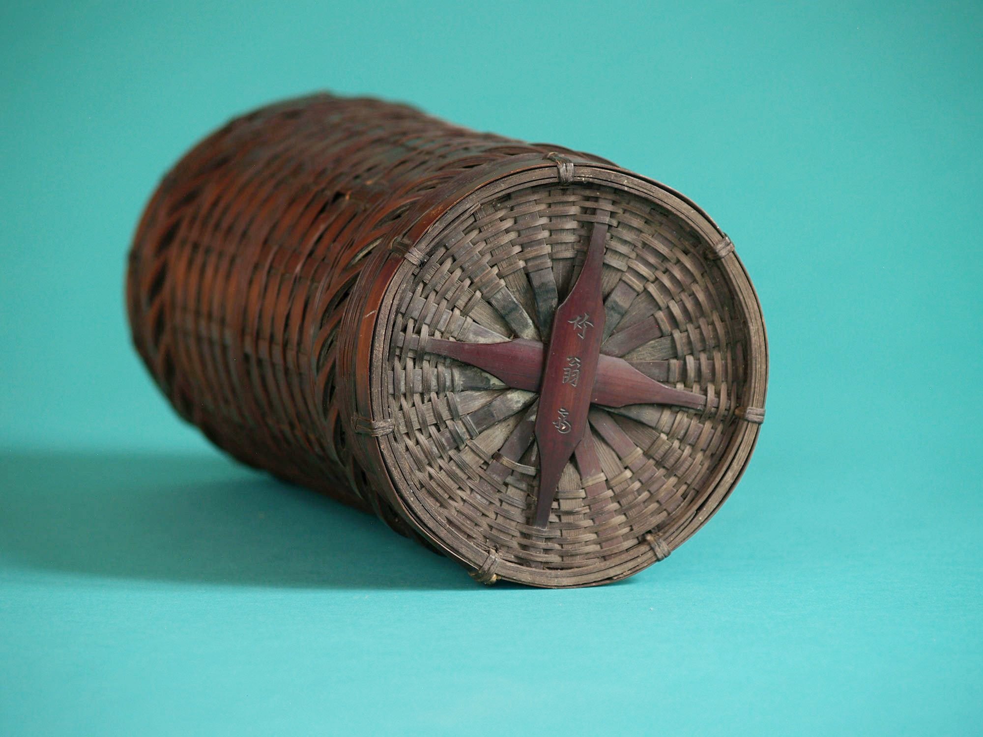 Hanakago, haut panier cylindrique en bambou pour l'ikebana, Japon (Fin époque Edo / début de l'ère Meiji)..Huge cylindrical Hanakago Ikebana bamboo basket, Japan (Late Edo Period / Early Meiji era)