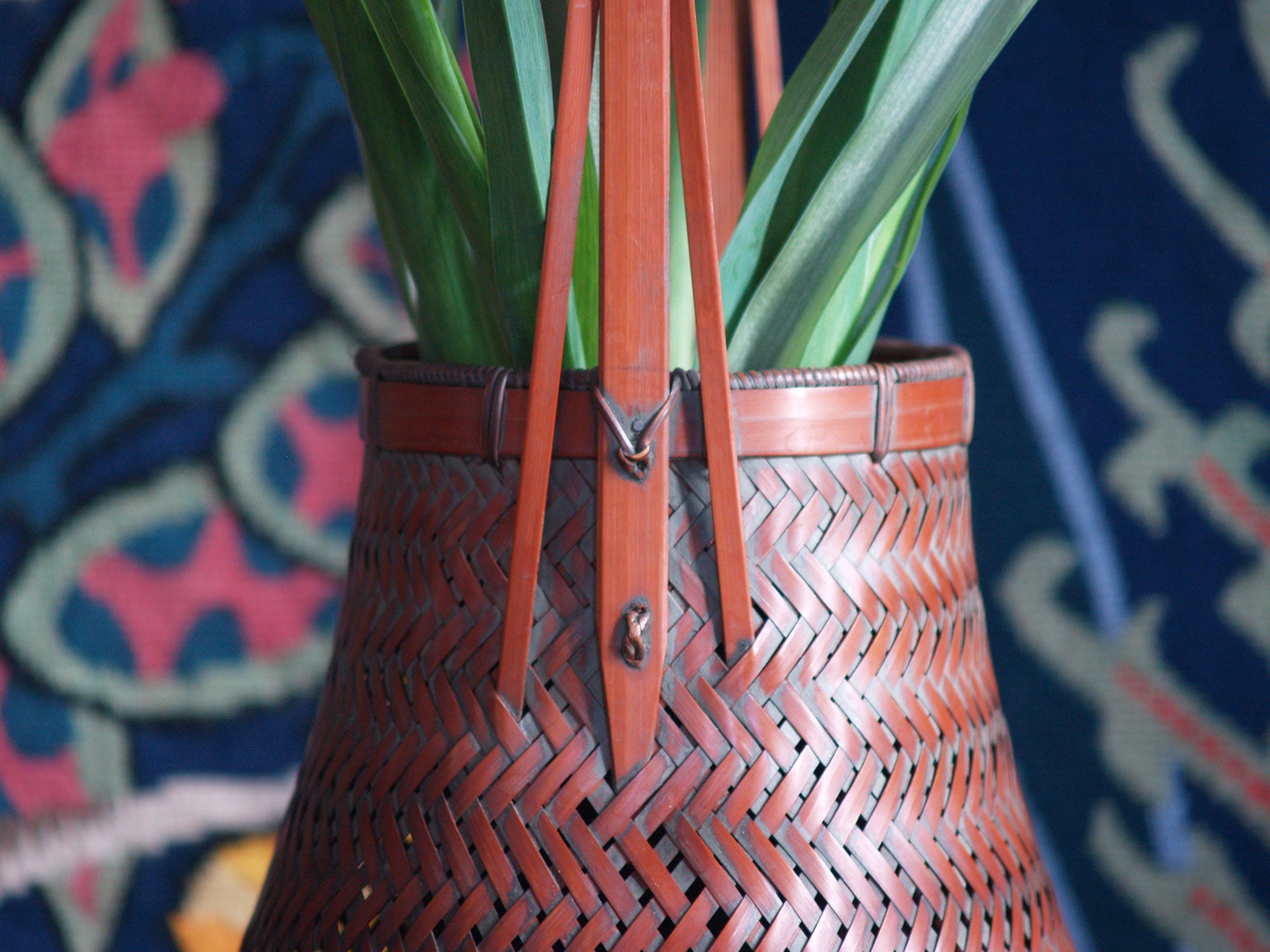 Hanakago, panier à anse pour l'ikebana, Japon (Ère Shōwa)..Hanakago, Ikebana bamboo basket with handle, Japan (Shōwa era)