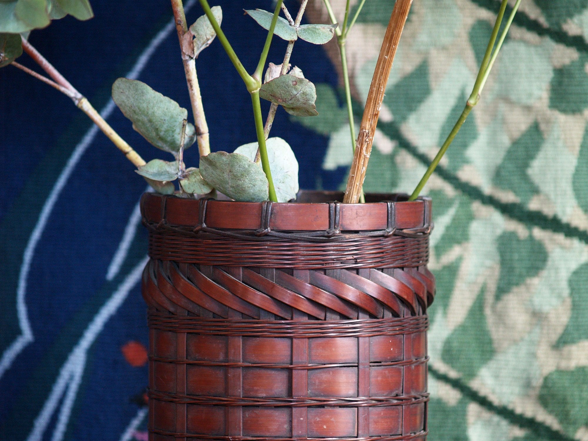 Hanakago, haut panier cylindrique en bambou pour l'ikebana, Japon (Fin époque Edo / début de l'ère Meiji)..Huge cylindrical Hanakago Ikebana bamboo basket, Japan (Late Edo Period / Early Meiji era)