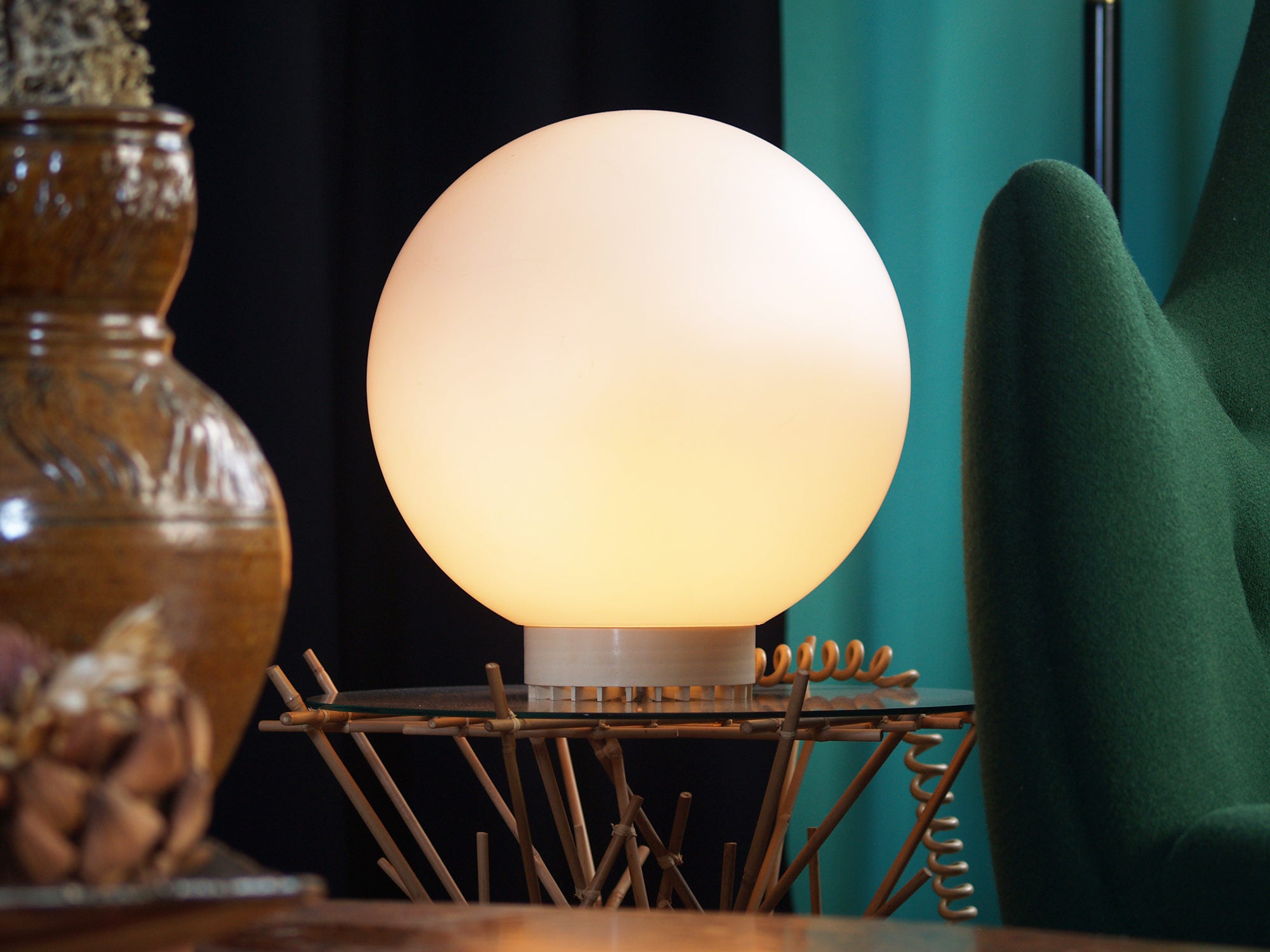 Lampe boule «futuriste», France (vers 1970)..Futuristic ballshaped Floor lamp, France (circa 1970)