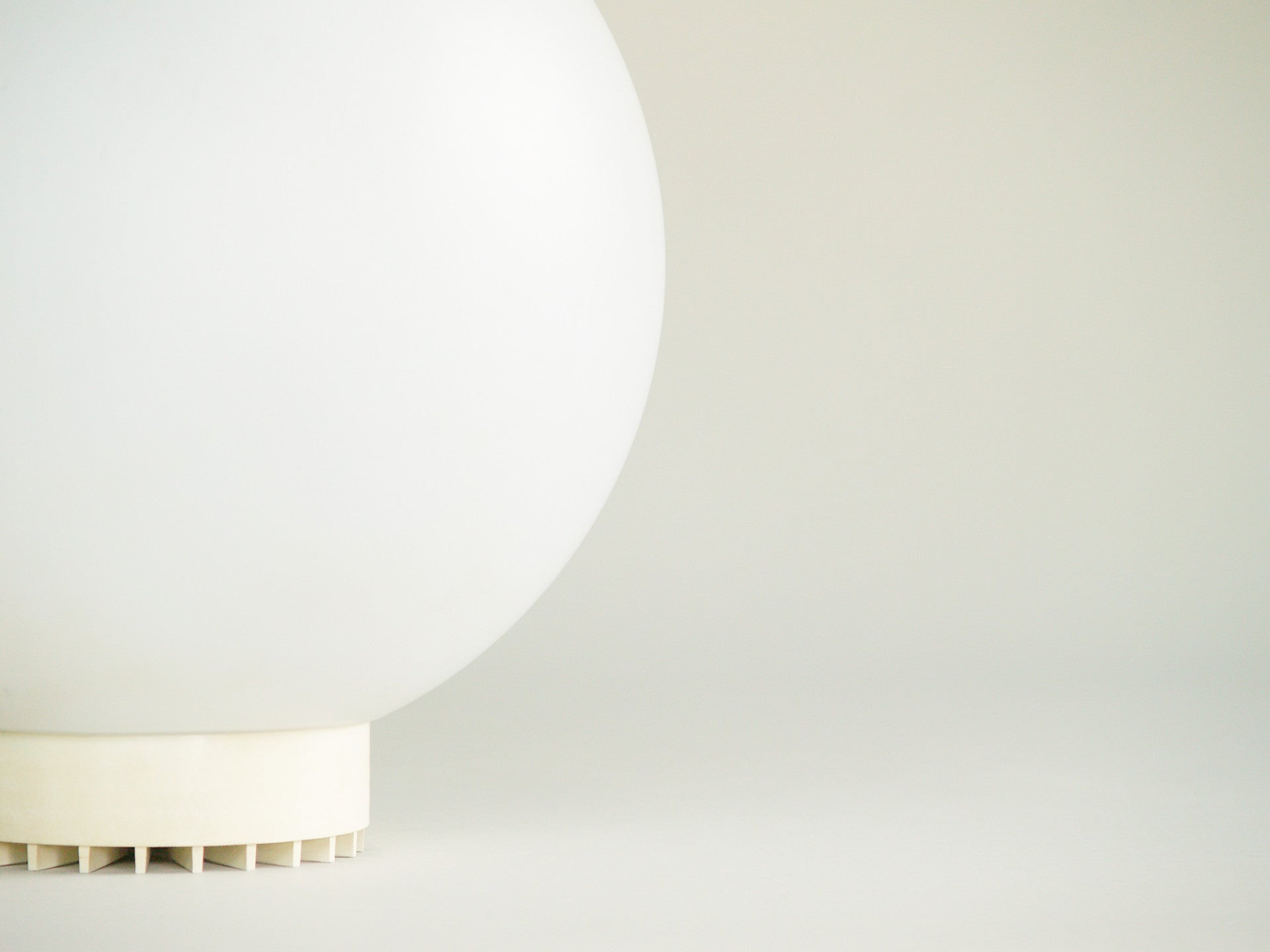 Lampe boule «futuriste», France (vers 1970)..Futuristic ballshaped Floor lamp, France (circa 1970)