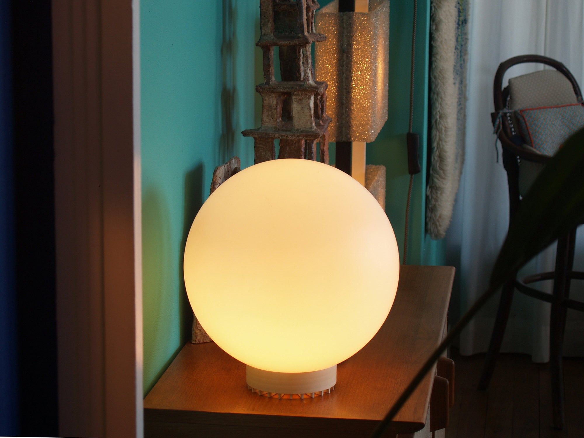 Lampe boule «futuriste», France (vers 1970)..Futuristic ballshaped Floor lamp, France (circa 1970)