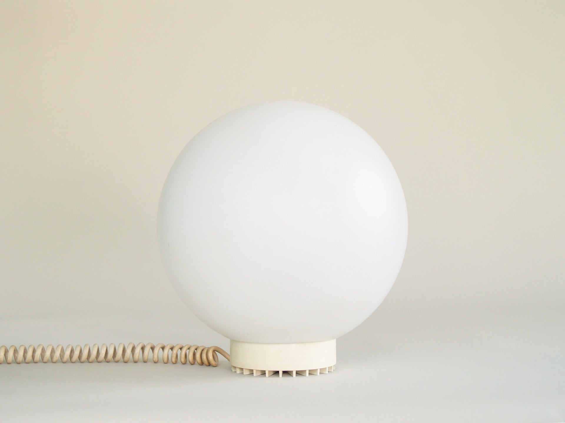 Lampe boule «futuriste», France (vers 1970)..Futuristic ballshaped Floor lamp, France (circa 1970)