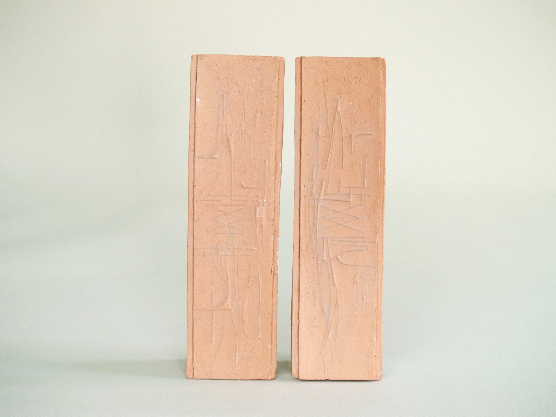 Paire de sculptures murales d'André Bizette-Lindet, France (vers 1965)..Pair of wall sculptures by André Bizette-Lindet, France (circa 1965)