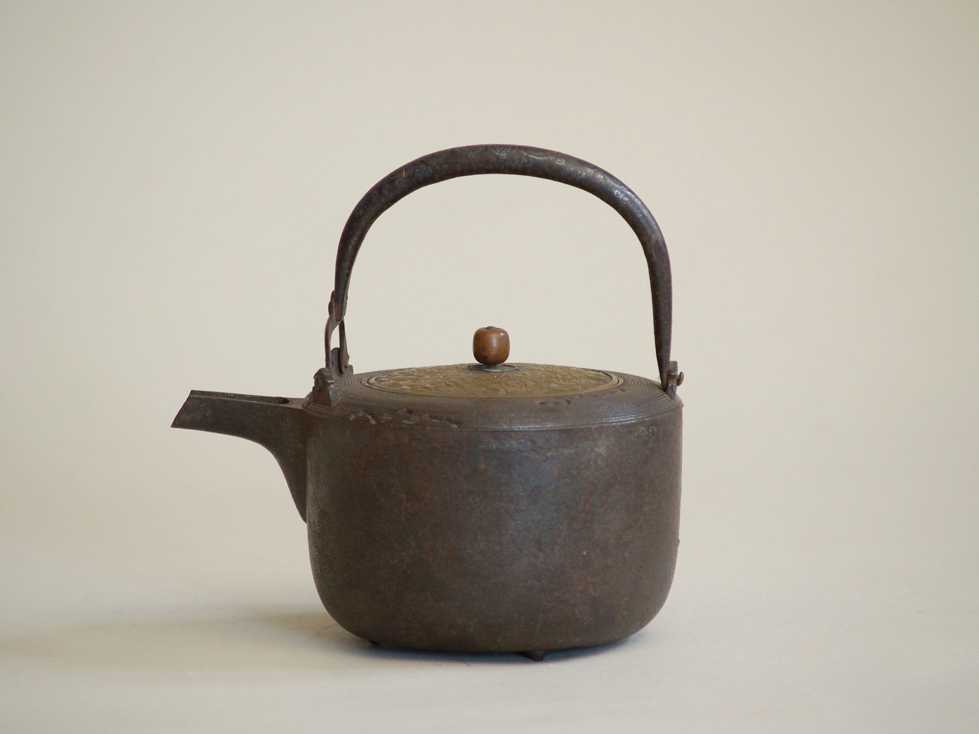 Ancienne bouilloire chōshi en fonte, Japon (XIXe siècle)..Old iron chōshi keetle, Japan (19th century)