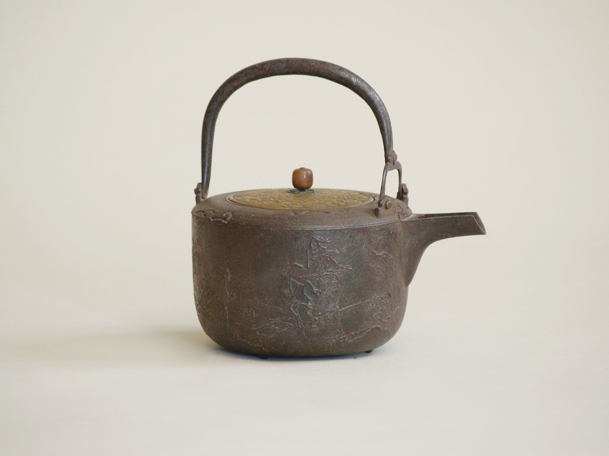 Ancienne bouilloire chōshi en fonte, Japon (XIXe siècle)..Old iron chōshi keetle, Japan (19th century)