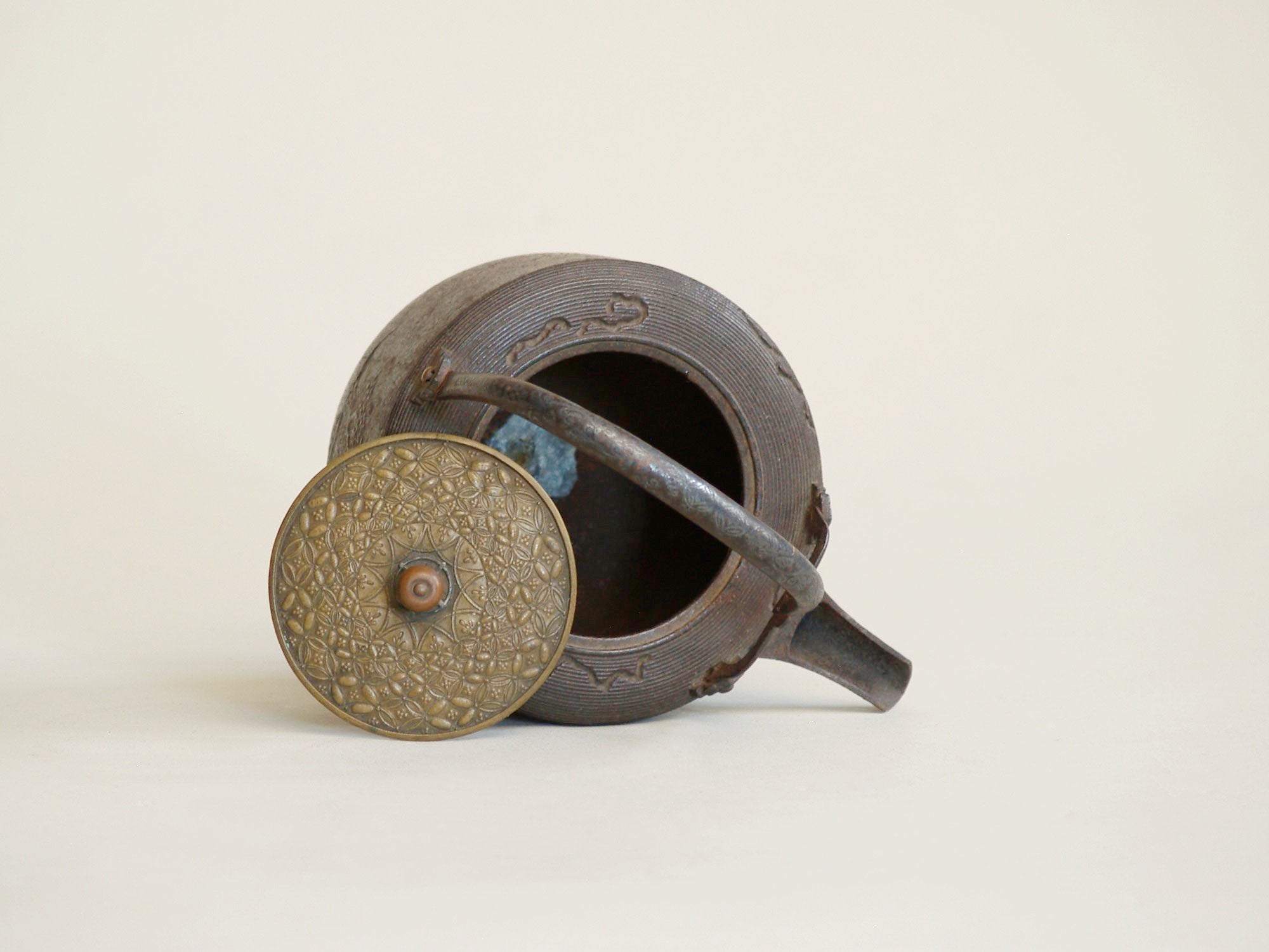 Ancienne bouilloire chōshi en fonte, Japon (XIXe siècle)..Old iron chōshi keetle, Japan (19th century)