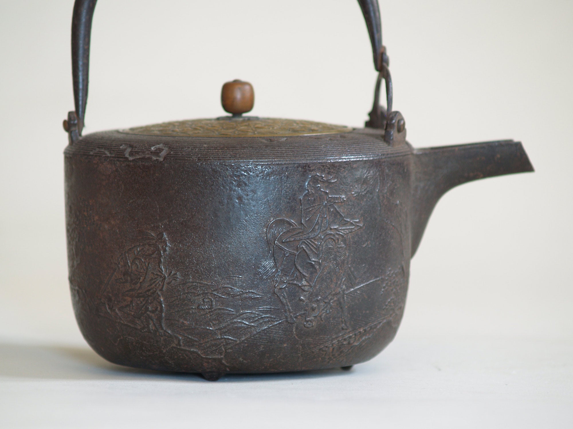 Ancienne bouilloire chōshi en fonte, Japon (XIXe siècle)..Old iron chōshi keetle, Japan (19th century)