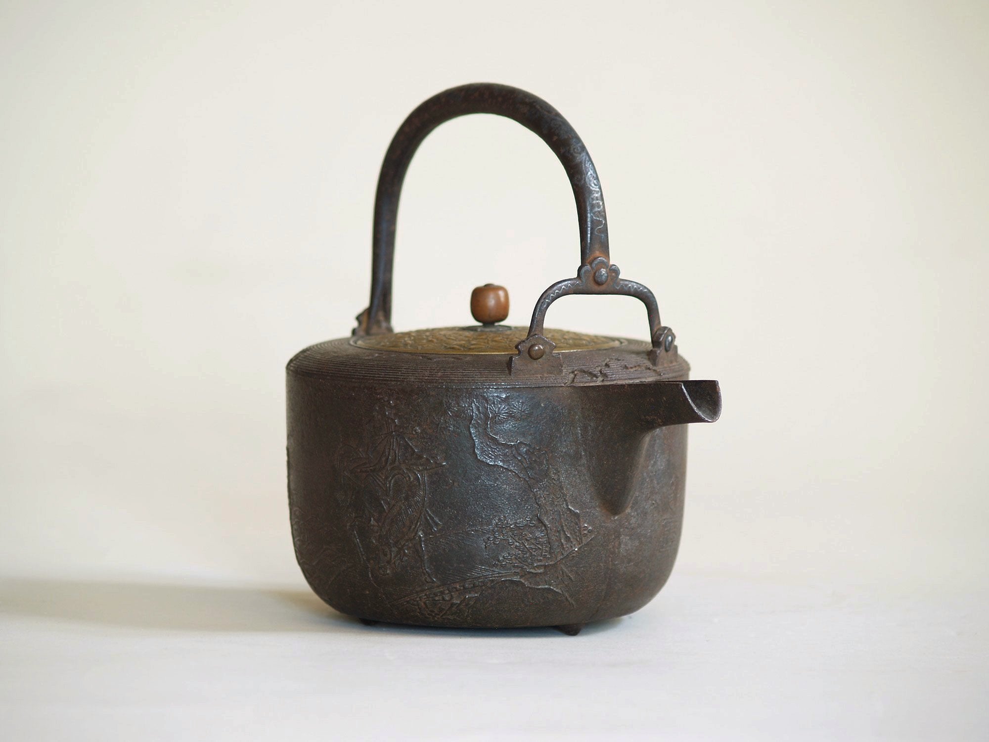 Ancienne bouilloire chōshi en fonte, Japon (XIXe siècle)..Old iron chōshi keetle, Japan (19th century)