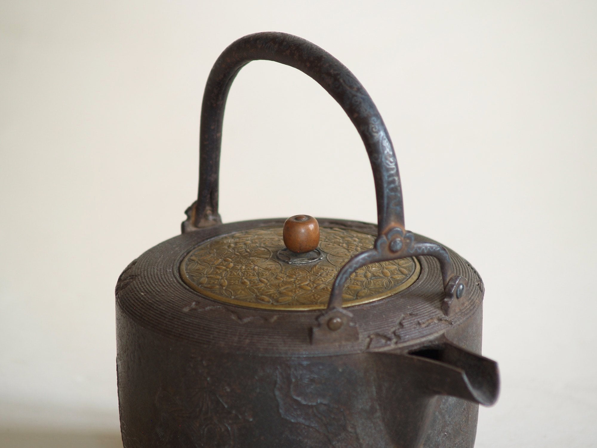 Ancienne bouilloire chōshi en fonte, Japon (XIXe siècle)..Old iron chōshi keetle, Japan (19th century)