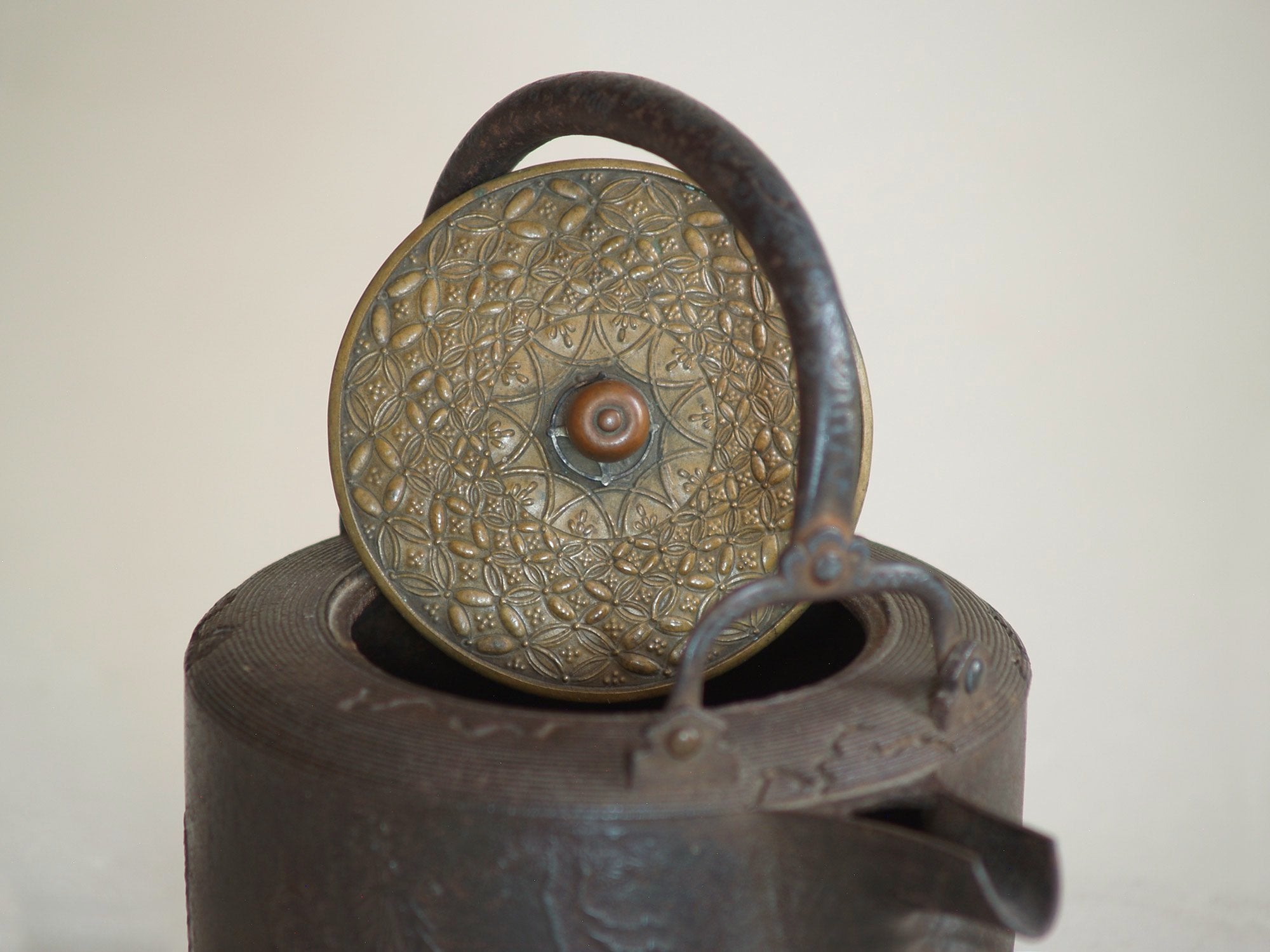 Ancienne bouilloire chōshi en fonte, Japon (XIXe siècle)..Old iron chōshi keetle, Japan (19th century)