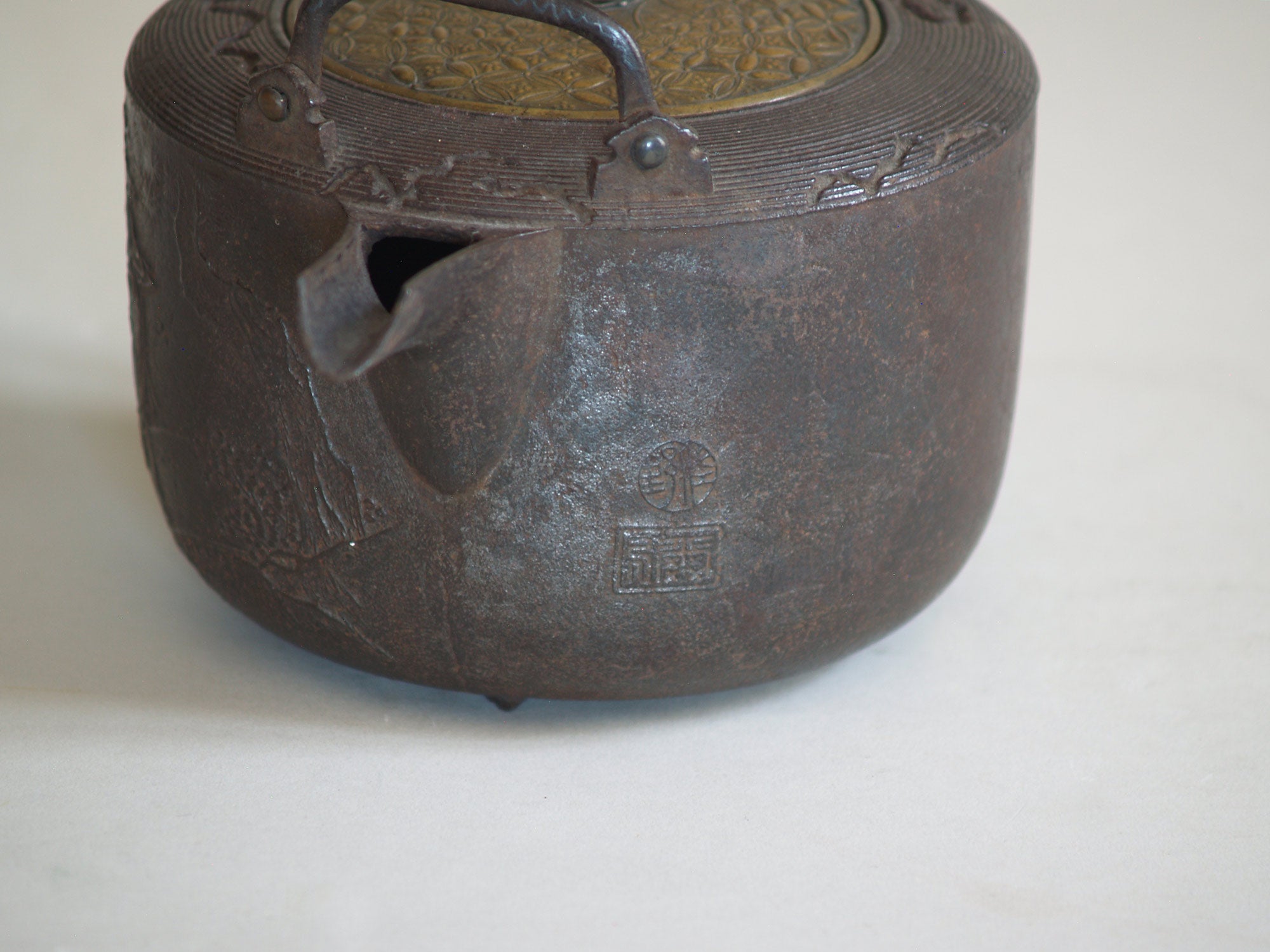 Ancienne bouilloire chōshi en fonte, Japon (XIXe siècle)..Old iron chōshi keetle, Japan (19th century)