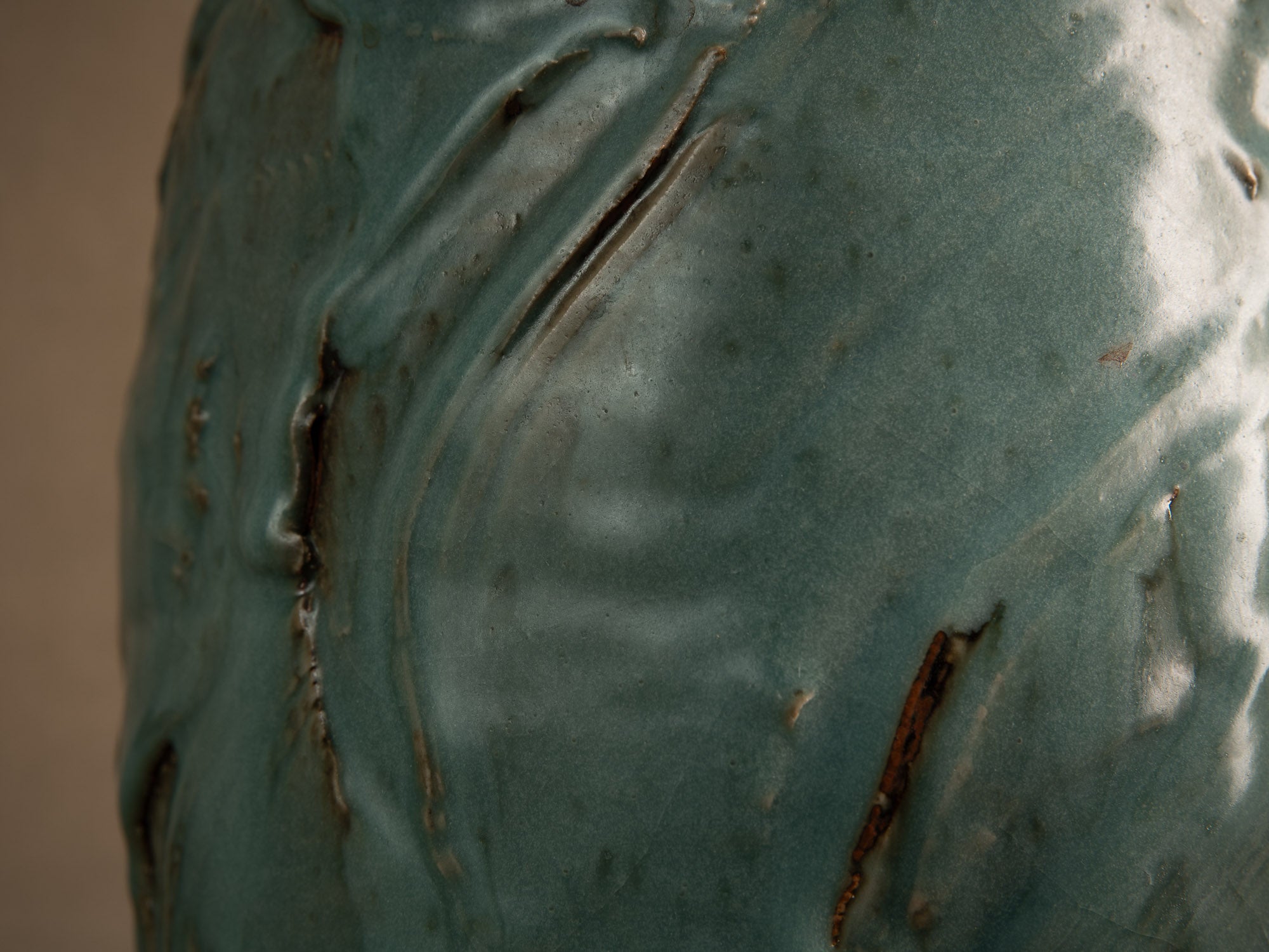 Vase en grès céladon de Jean‑Luc & Sylvie Jourdain, France (vers 2000)..Celadon stoneware vase by Jean‑Luc and Sylvie Jourdain, France (circa 2000)