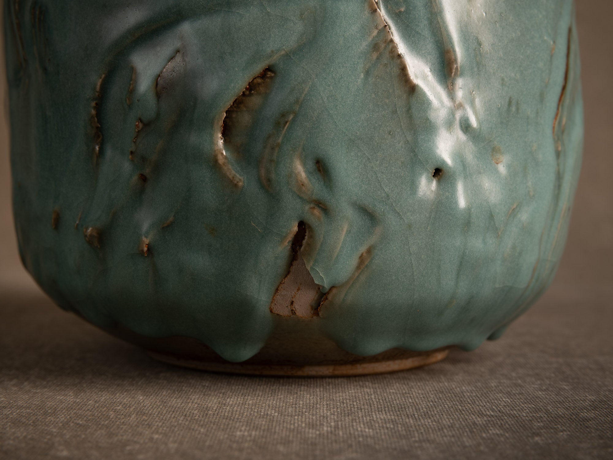 Vase en grès céladon de Jean‑Luc & Sylvie Jourdain, France (vers 2000)..Celadon stoneware vase by Jean‑Luc and Sylvie Jourdain, France (circa 2000)