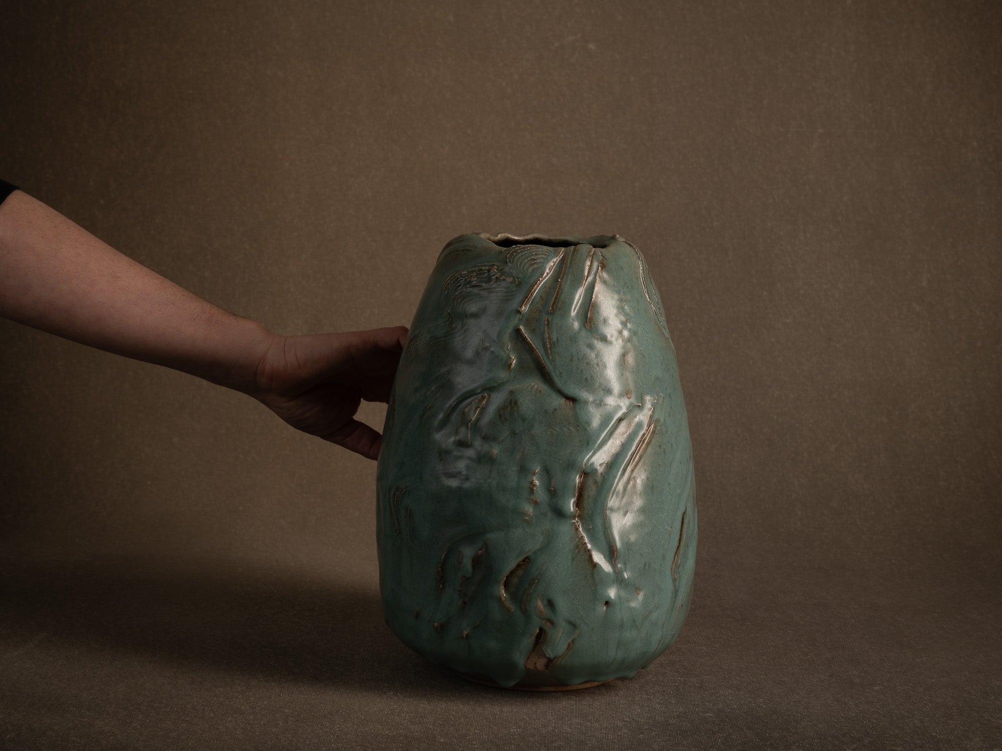 Vase en grès céladon de Jean‑Luc & Sylvie Jourdain, France (vers 2000)..Celadon stoneware vase by Jean‑Luc and Sylvie Jourdain, France (circa 2000)
