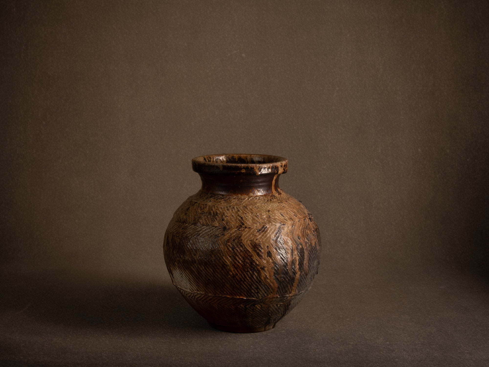 Vase tsubo en grès cuisson yakishime de Steen Kepp à La Borne, France (vers 1980-85)..Stoneware tsubo vase, yakishime firing, by Steen Kepp in La Borne, France (circa 1980-85)