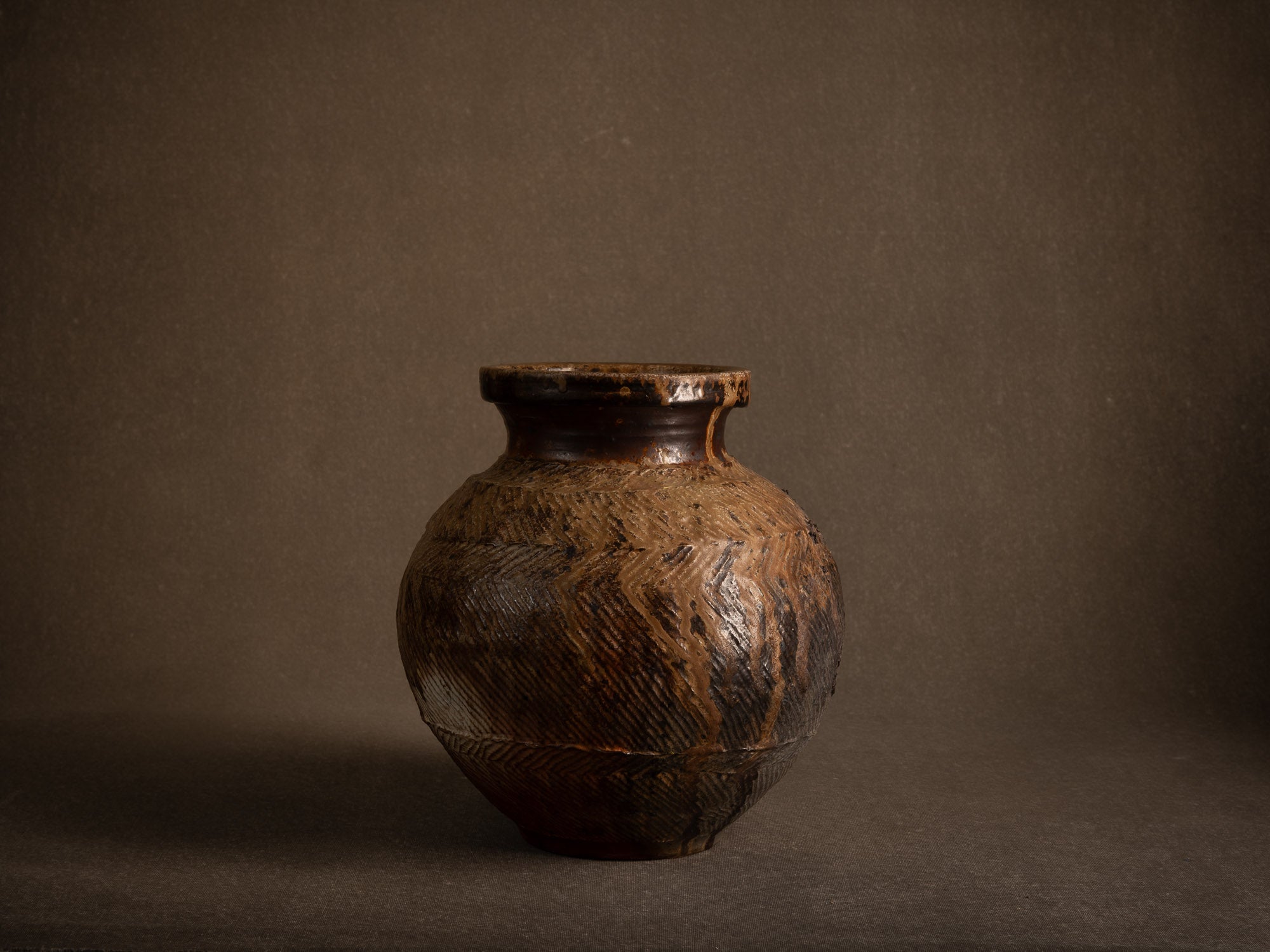 Vase tsubo en grès cuisson yakishime de Steen Kepp à La Borne, France (vers 1980-85)..Stoneware tsubo vase, yakishime firing, by Steen Kepp in La Borne, France (circa 1980-85)