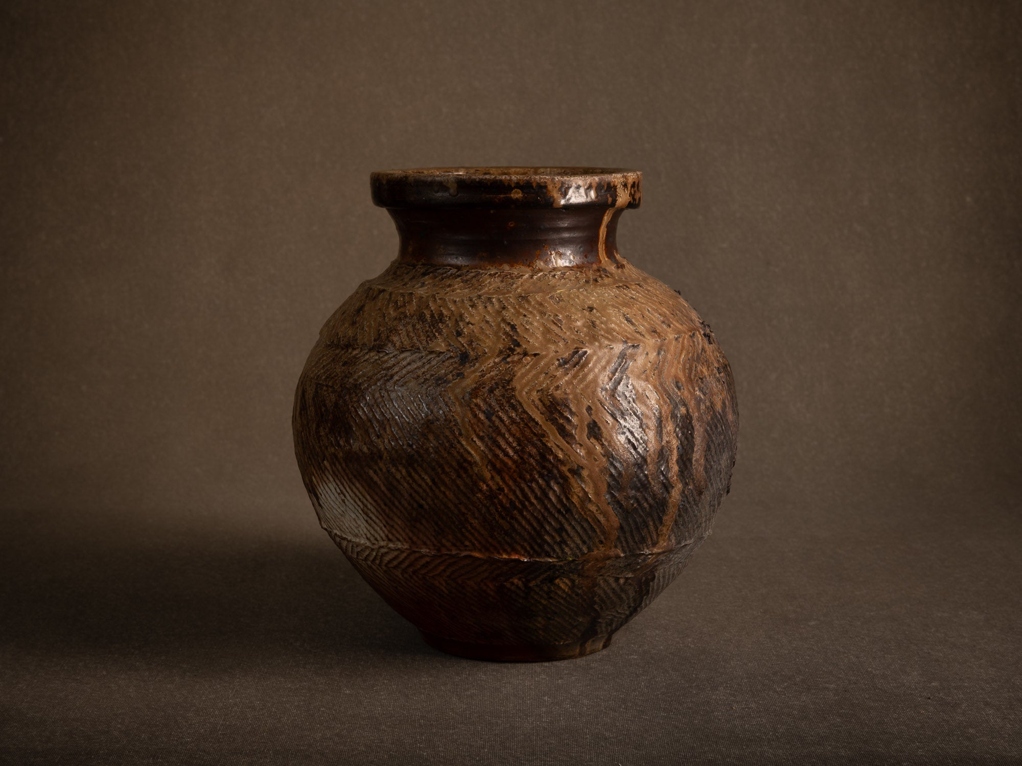 Vase tsubo en grès cuisson yakishime de Steen Kepp à La Borne, France (vers 1980-85)..Stoneware tsubo vase, yakishime firing, by Steen Kepp in La Borne, France (circa 1980-85)
