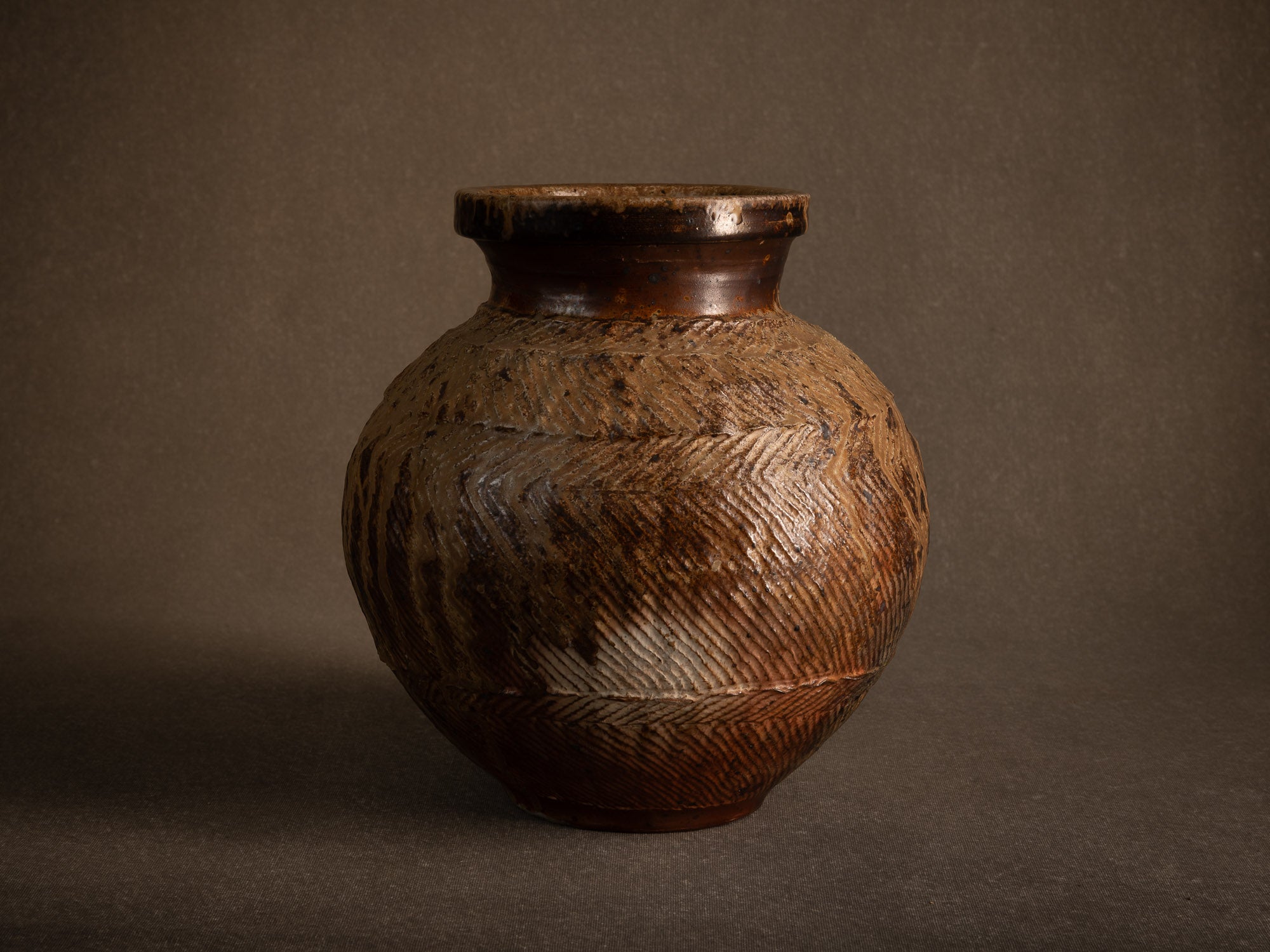 Vase tsubo en grès cuisson yakishime de Steen Kepp à La Borne, France (vers 1980-85)..Stoneware tsubo vase, yakishime firing, by Steen Kepp in La Borne, France (circa 1980-85)