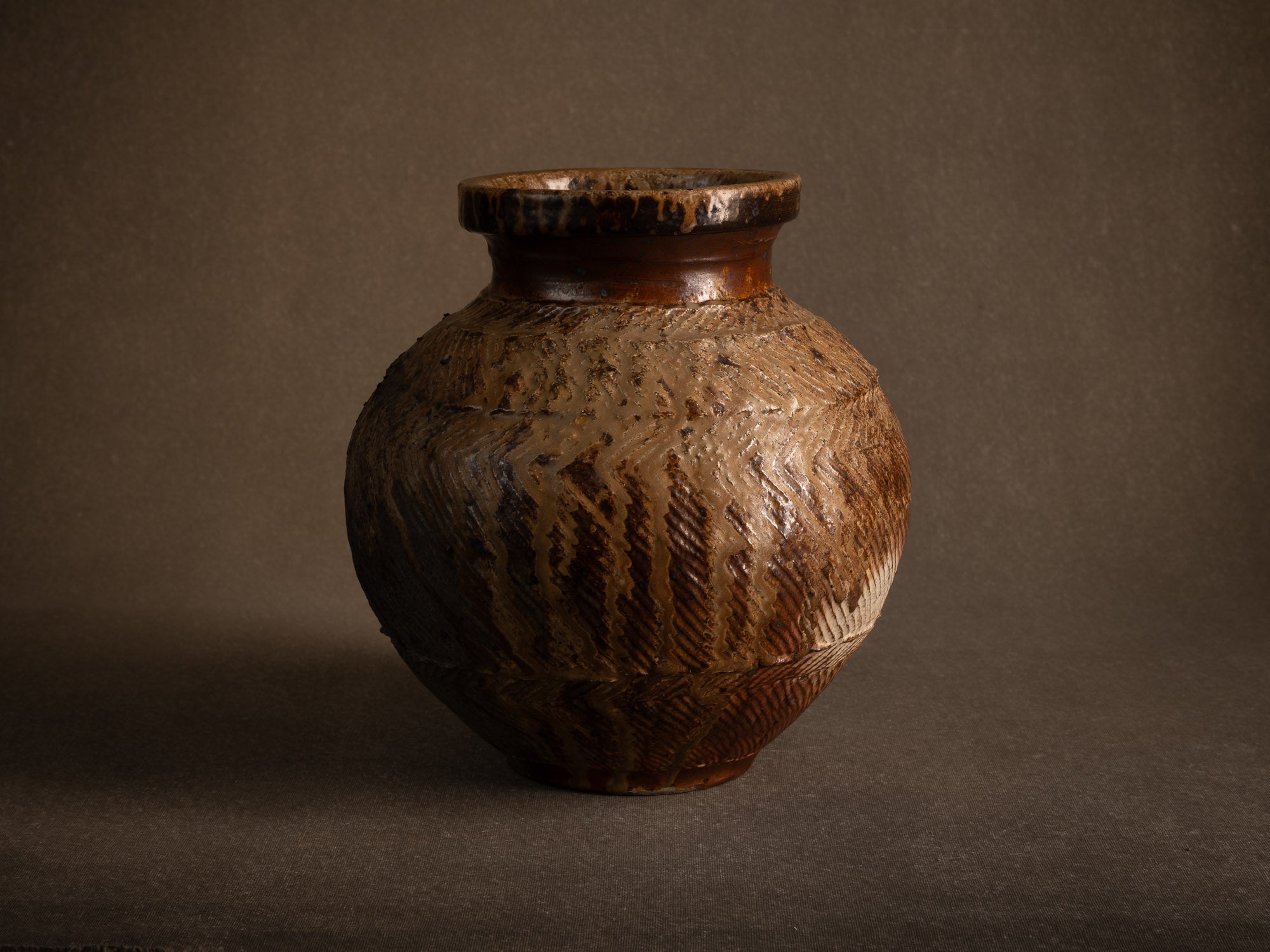Vase tsubo en grès cuisson yakishime de Steen Kepp à La Borne, France (vers 1980-85)..Stoneware tsubo vase, yakishime firing, by Steen Kepp in La Borne, France (circa 1980-85)