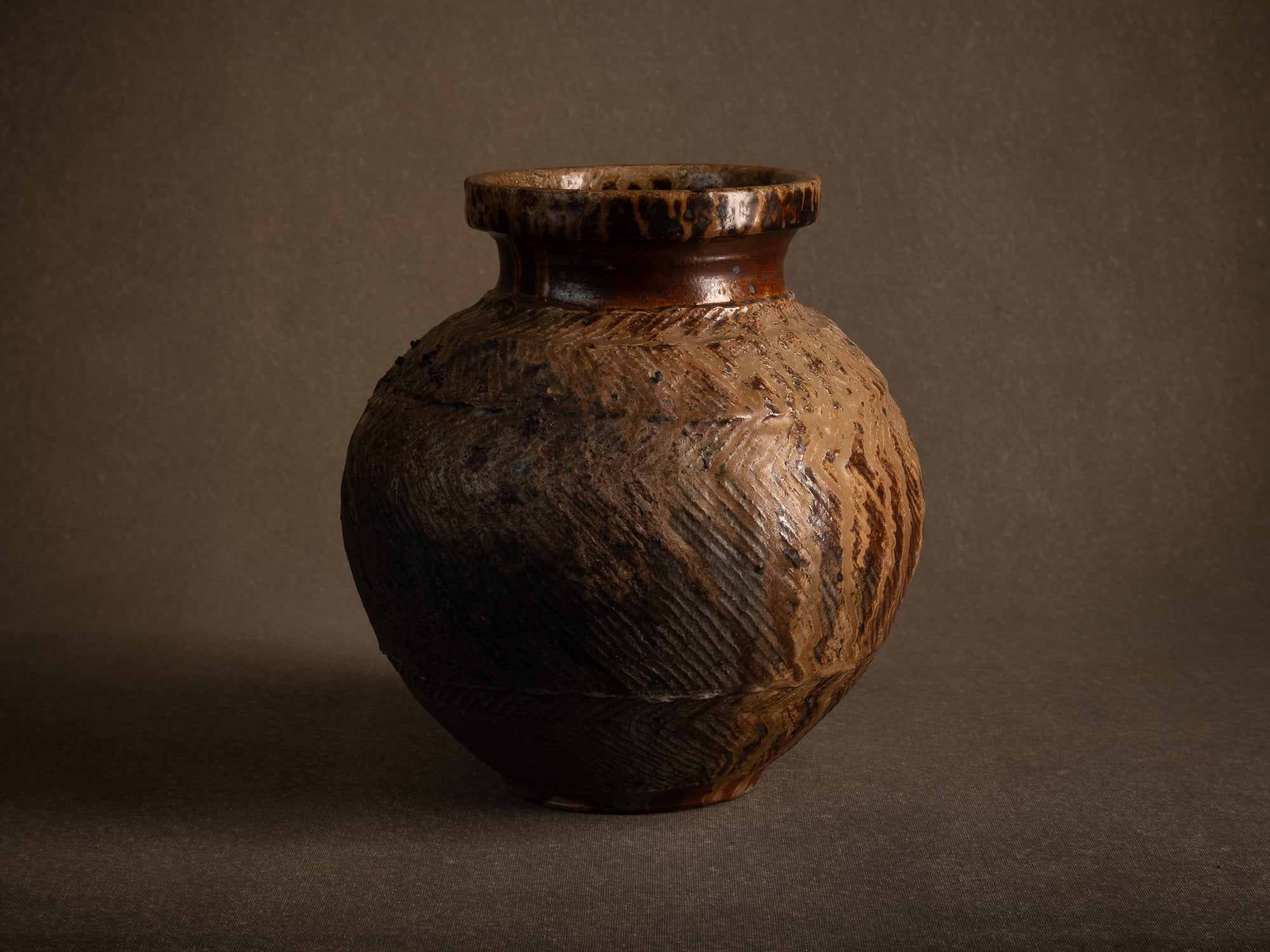Vase tsubo en grès cuisson yakishime de Steen Kepp à La Borne, France (vers 1980-85)..Stoneware tsubo vase, yakishime firing, by Steen Kepp in La Borne, France (circa 1980-85)