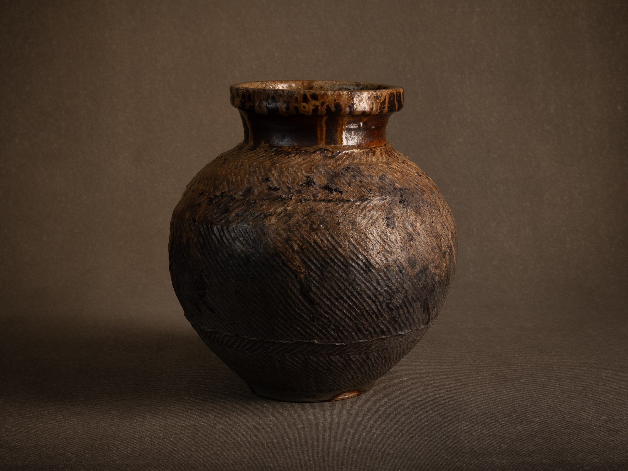Vase tsubo en grès cuisson yakishime de Steen Kepp à La Borne, France (vers 1980-85)..Stoneware tsubo vase, yakishime firing, by Steen Kepp in La Borne, France (circa 1980-85)