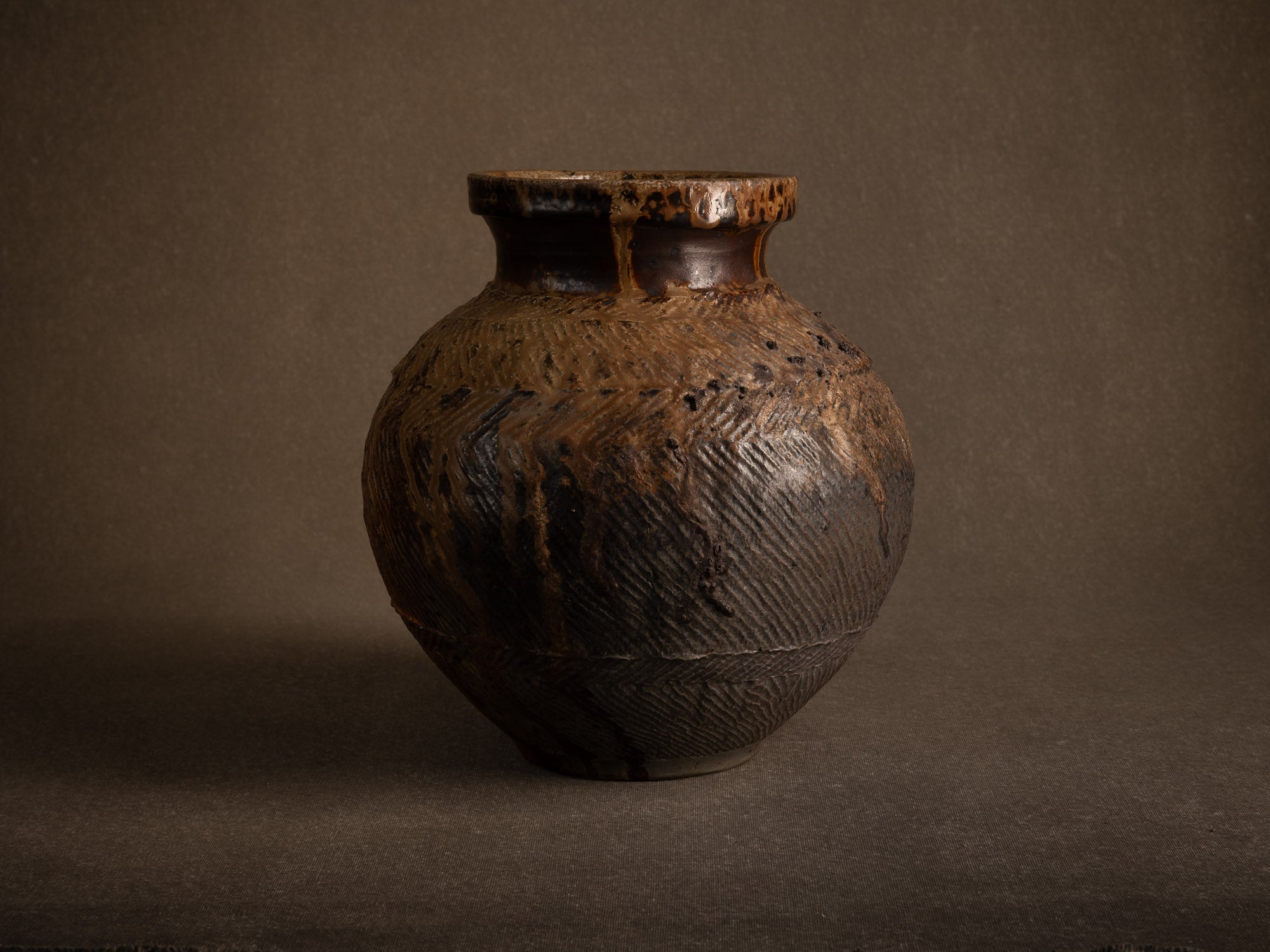 Vase tsubo en grès cuisson yakishime de Steen Kepp à La Borne, France (vers 1980-85)..Stoneware tsubo vase, yakishime firing, by Steen Kepp in La Borne, France (circa 1980-85)