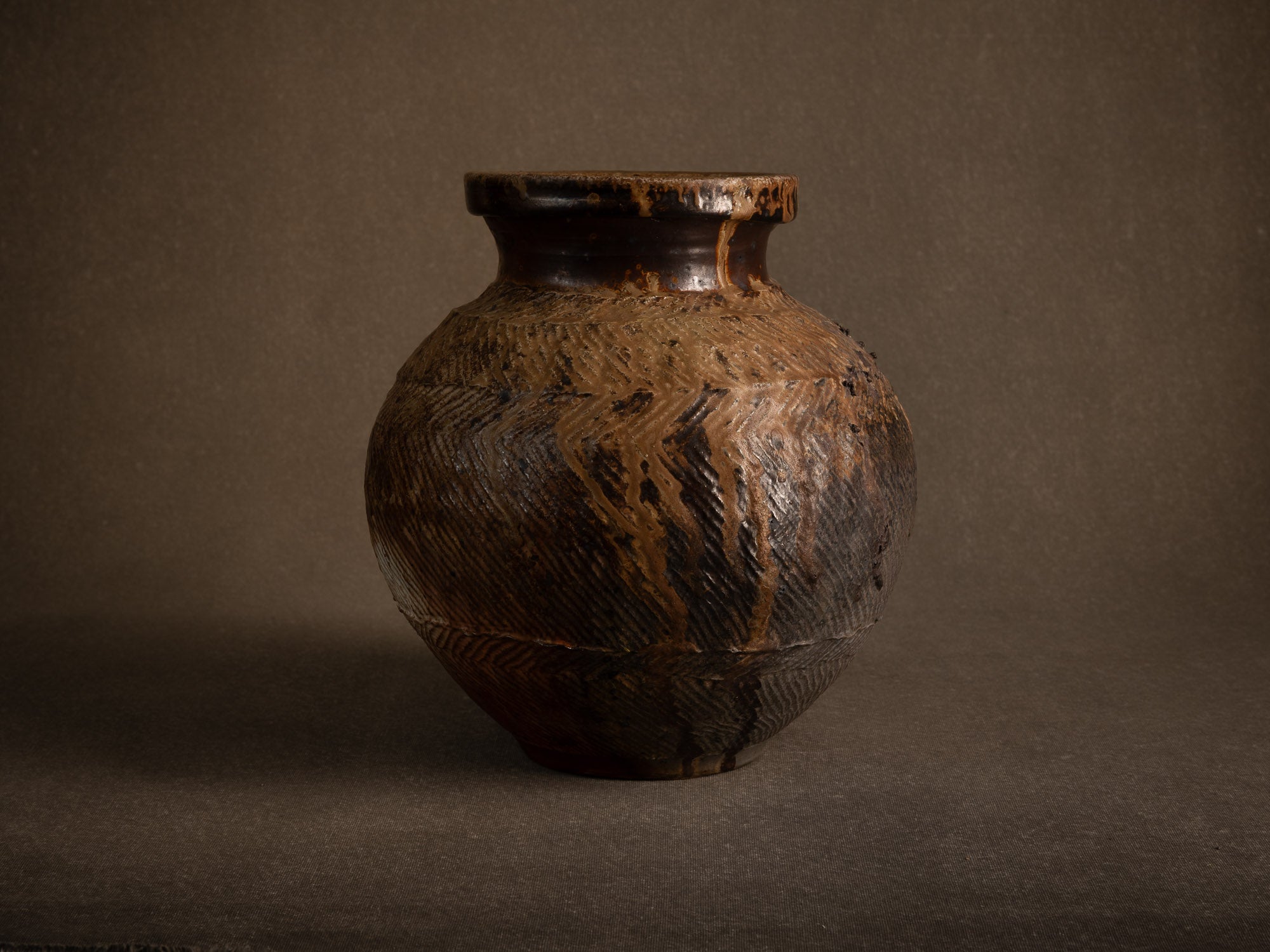 Vase tsubo en grès cuisson yakishime de Steen Kepp à La Borne, France (vers 1980-85)..Stoneware tsubo vase, yakishime firing, by Steen Kepp in La Borne, France (circa 1980-85)