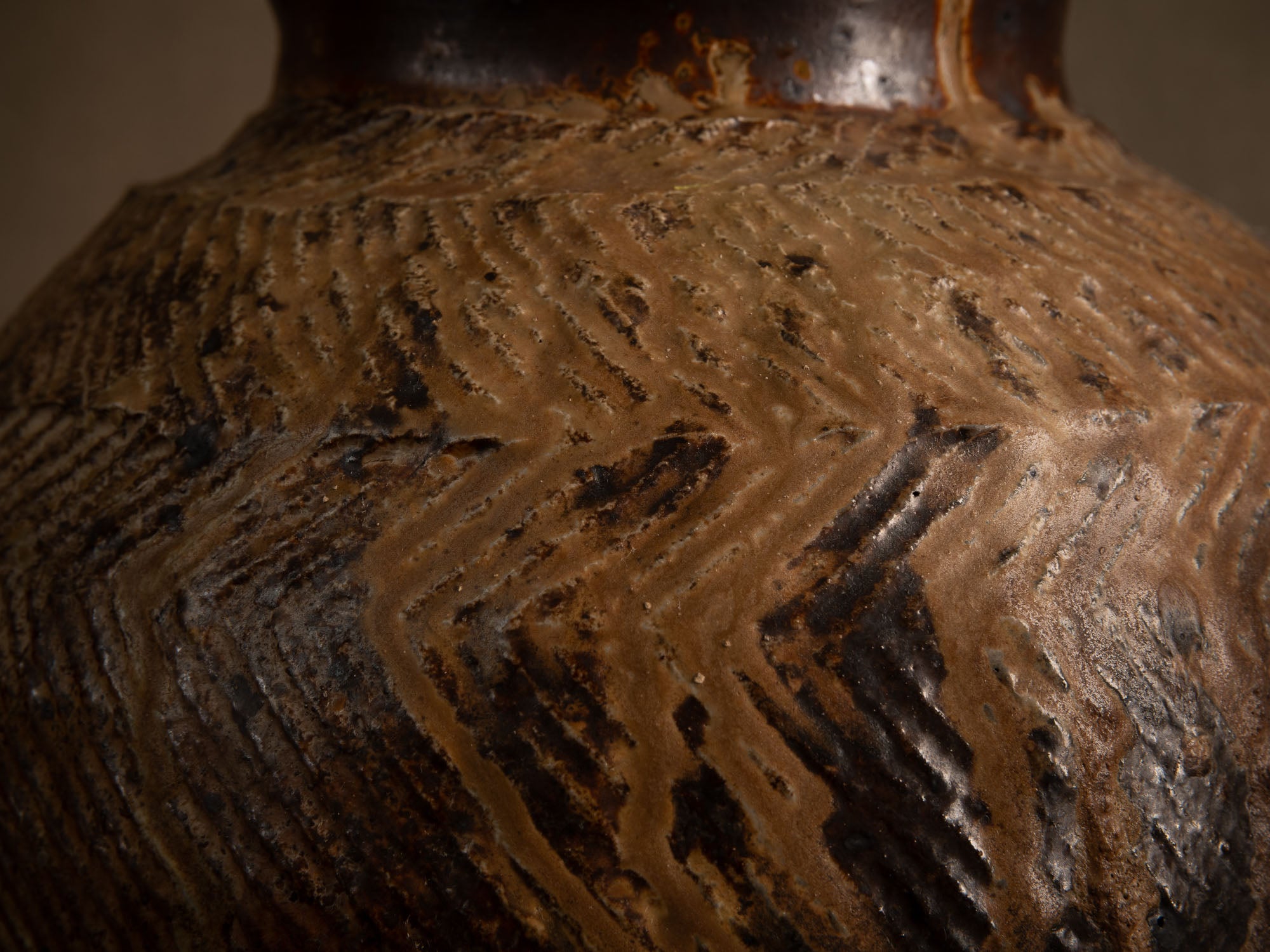 Vase tsubo en grès cuisson yakishime de Steen Kepp à La Borne, France (vers 1980-85)..Stoneware tsubo vase, yakishime firing, by Steen Kepp in La Borne, France (circa 1980-85)