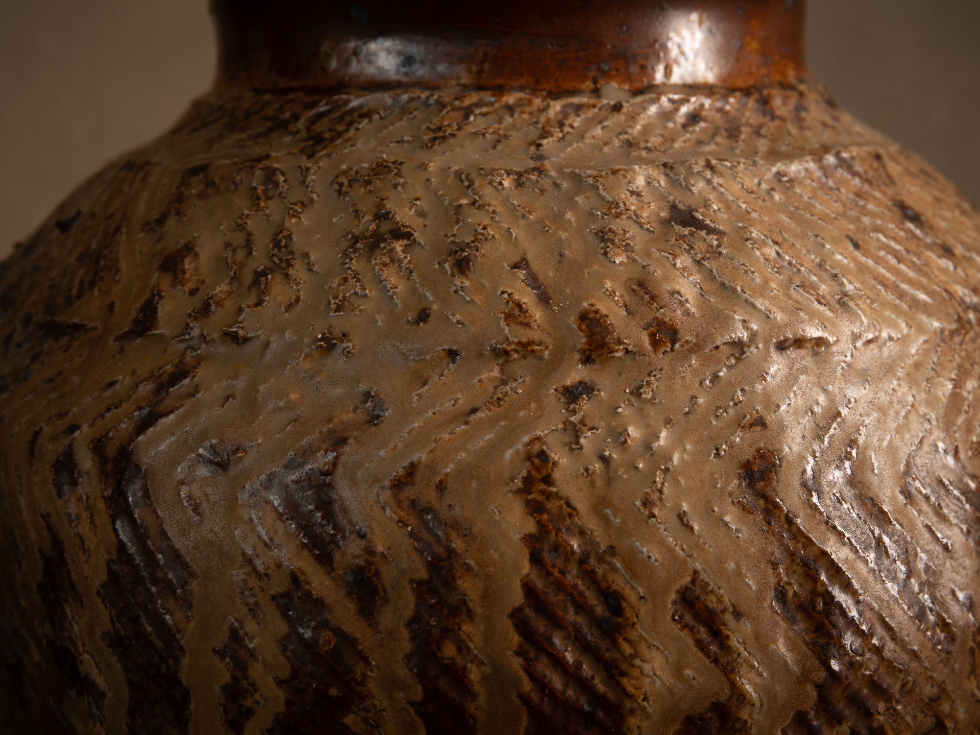 Vase tsubo en grès cuisson yakishime de Steen Kepp à La Borne, France (vers 1980-85)..Stoneware tsubo vase, yakishime firing, by Steen Kepp in La Borne, France (circa 1980-85)