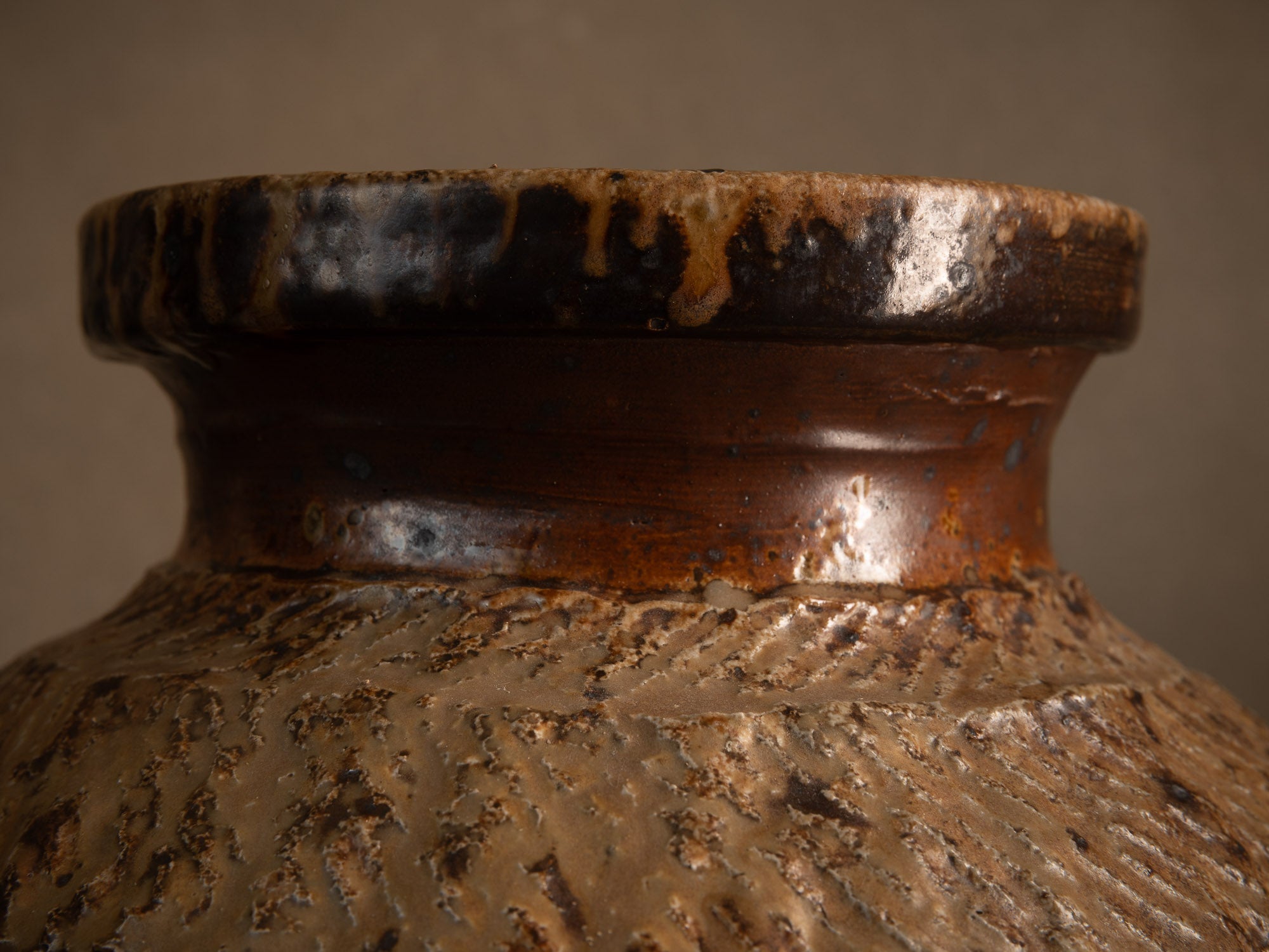 Vase tsubo en grès cuisson yakishime de Steen Kepp à La Borne, France (vers 1980-85)..Stoneware tsubo vase, yakishime firing, by Steen Kepp in La Borne, France (circa 1980-85)