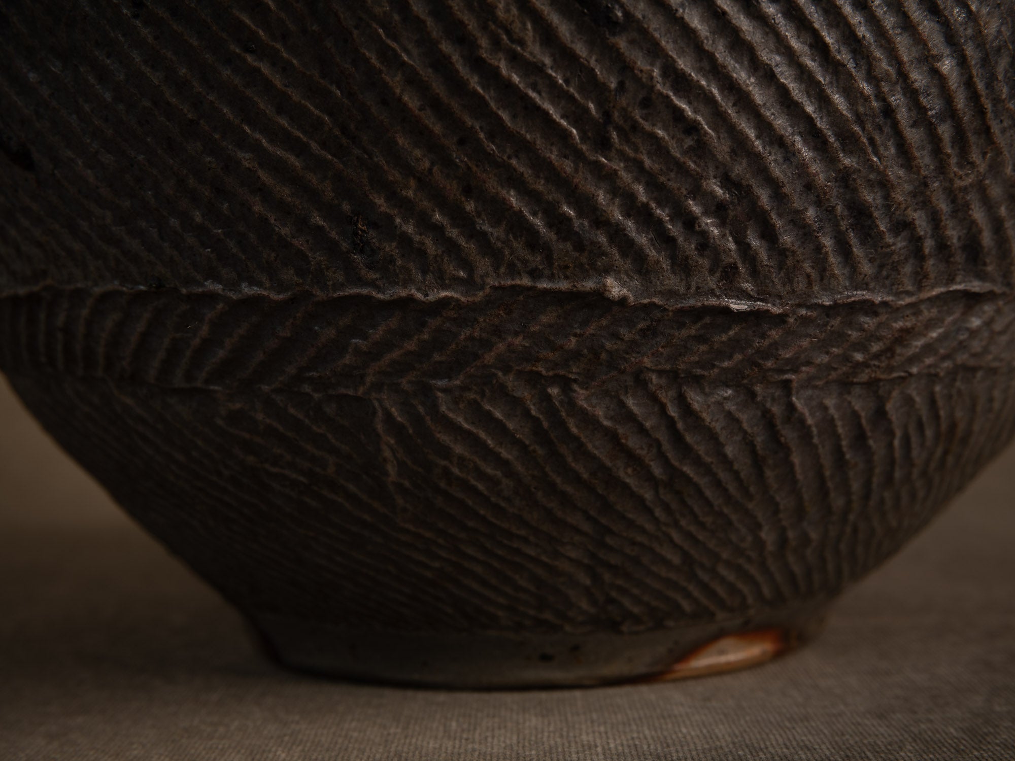Vase tsubo en grès cuisson yakishime de Steen Kepp à La Borne, France (vers 1980-85)..Stoneware tsubo vase, yakishime firing, by Steen Kepp in La Borne, France (circa 1980-85)