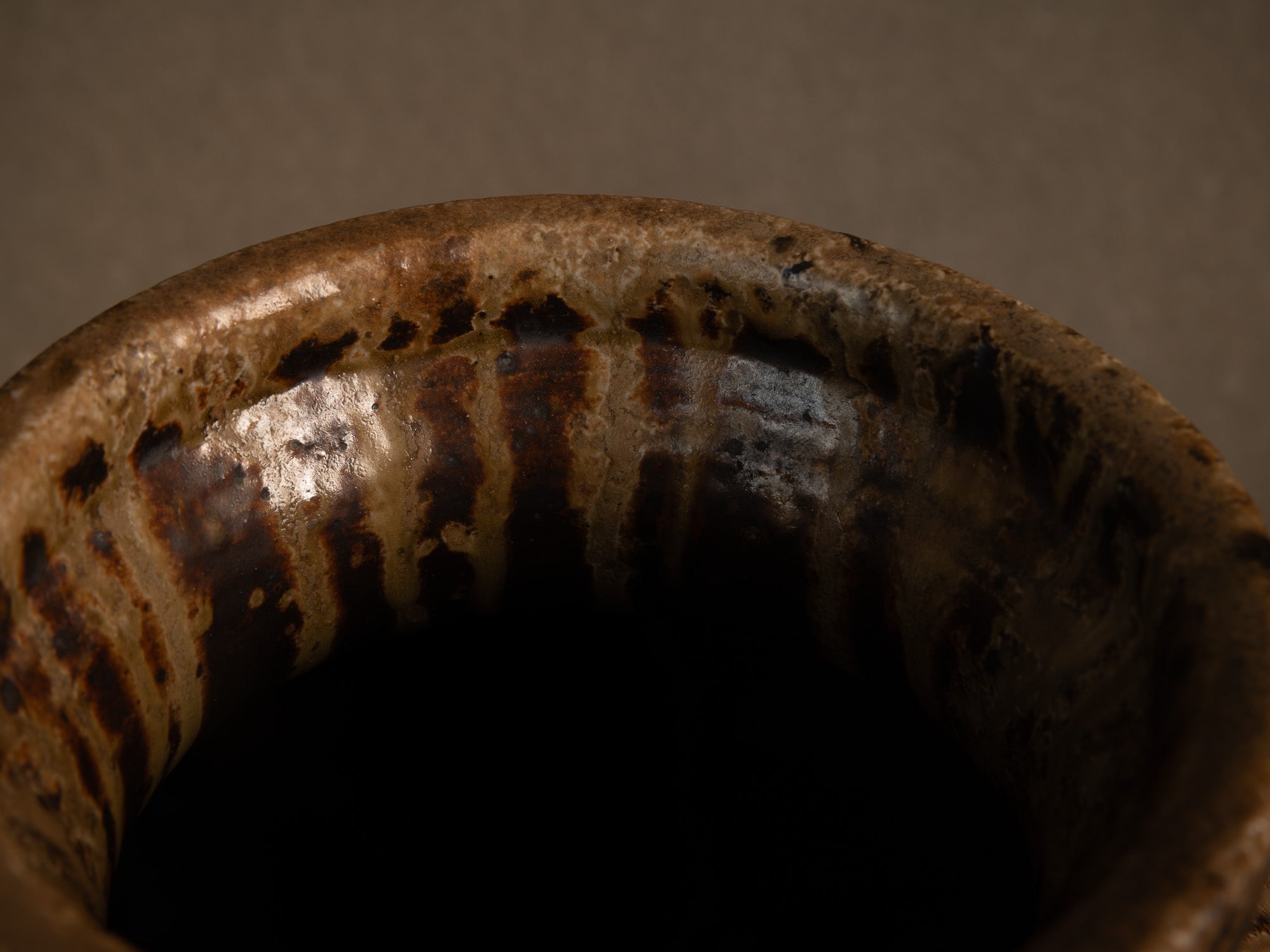 Vase tsubo en grès cuisson yakishime de Steen Kepp à La Borne, France (vers 1980-85)..Stoneware tsubo vase, yakishime firing, by Steen Kepp in La Borne, France (circa 1980-85)