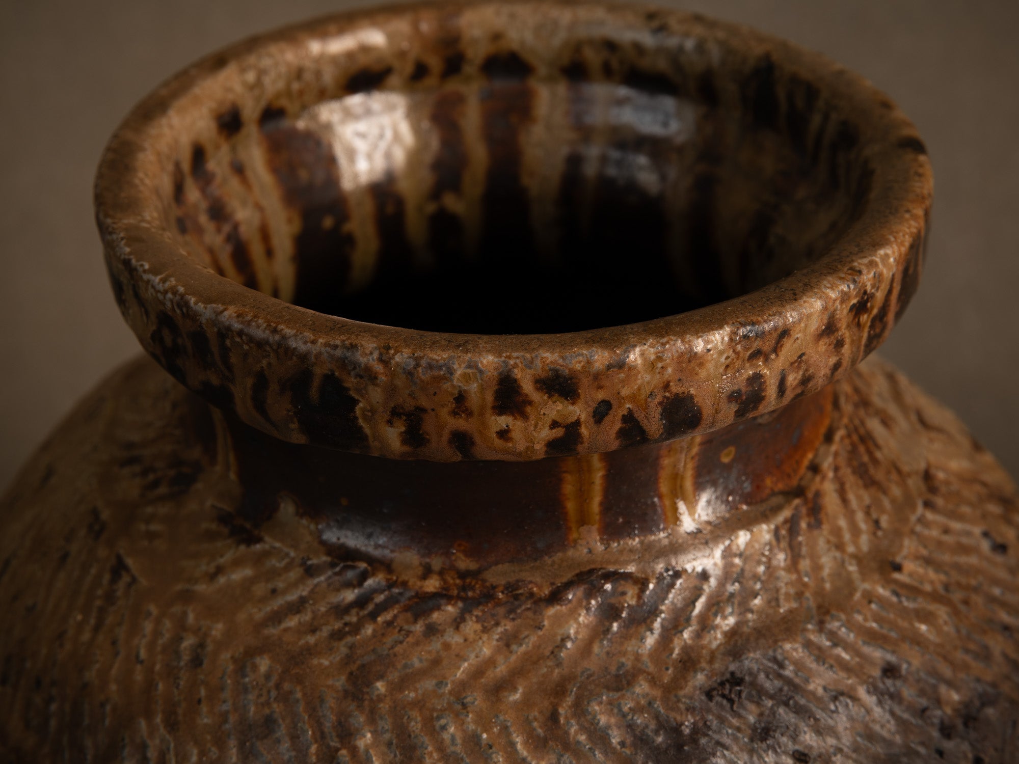 Vase tsubo en grès cuisson yakishime de Steen Kepp à La Borne, France (vers 1980-85)..Stoneware tsubo vase, yakishime firing, by Steen Kepp in La Borne, France (circa 1980-85)