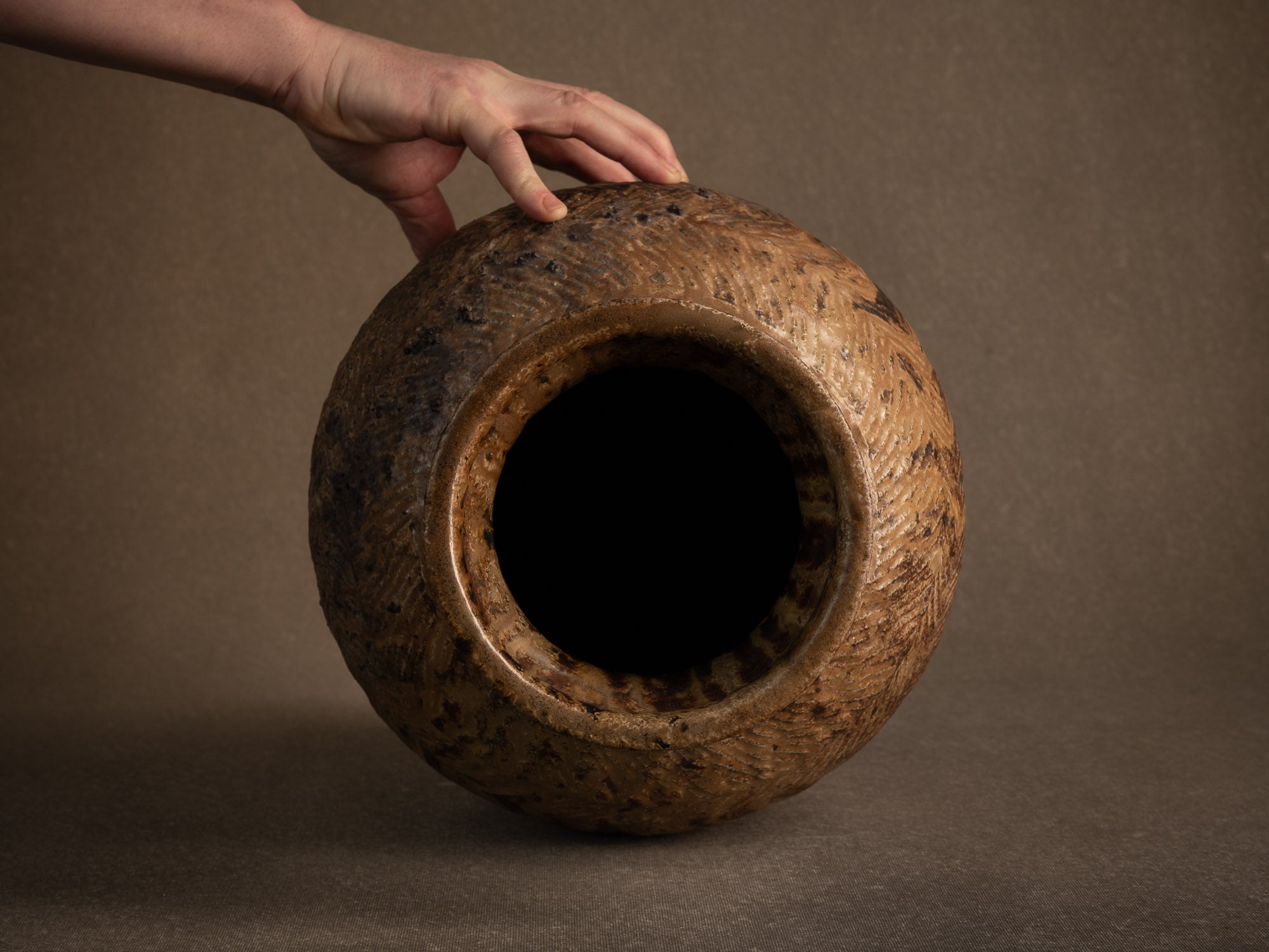 Vase tsubo en grès cuisson yakishime de Steen Kepp à La Borne, France (vers 1980-85)..Stoneware tsubo vase, yakishime firing, by Steen Kepp in La Borne, France (circa 1980-85)