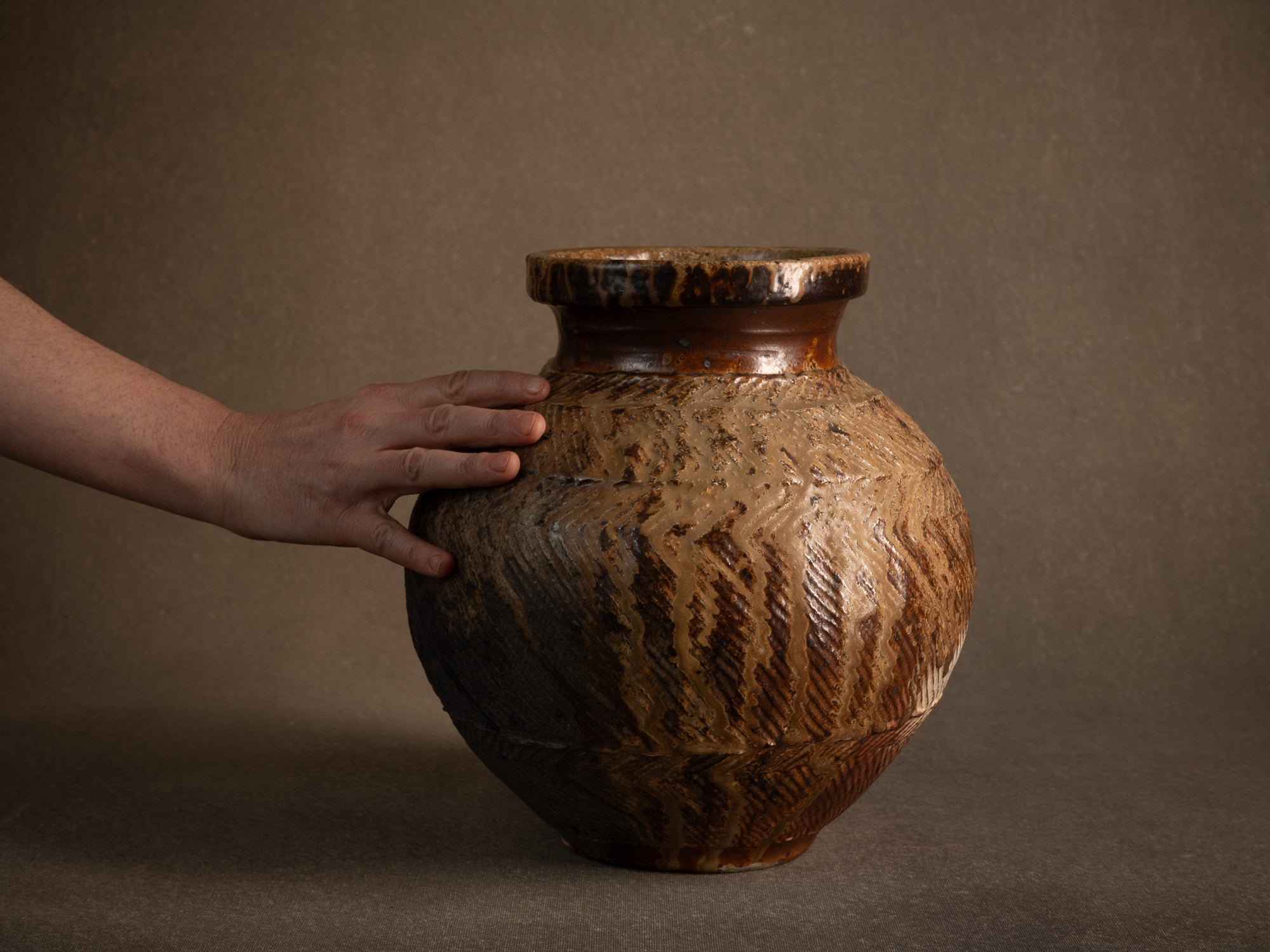 Vase tsubo en grès cuisson yakishime de Steen Kepp à La Borne, France (vers 1980-85)..Stoneware tsubo vase, yakishime firing, by Steen Kepp in La Borne, France (circa 1980-85)