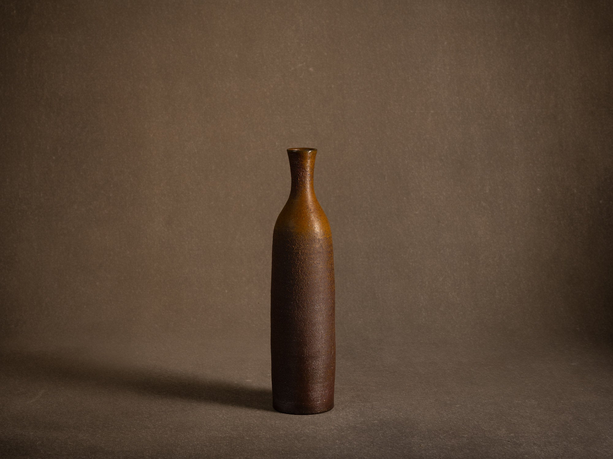 Vase bouteille de Jean et Geneviève Dubost, France (vers 1970)..Bizen style bottle vase by Jean & Geneviève Dubost, France (1970)
