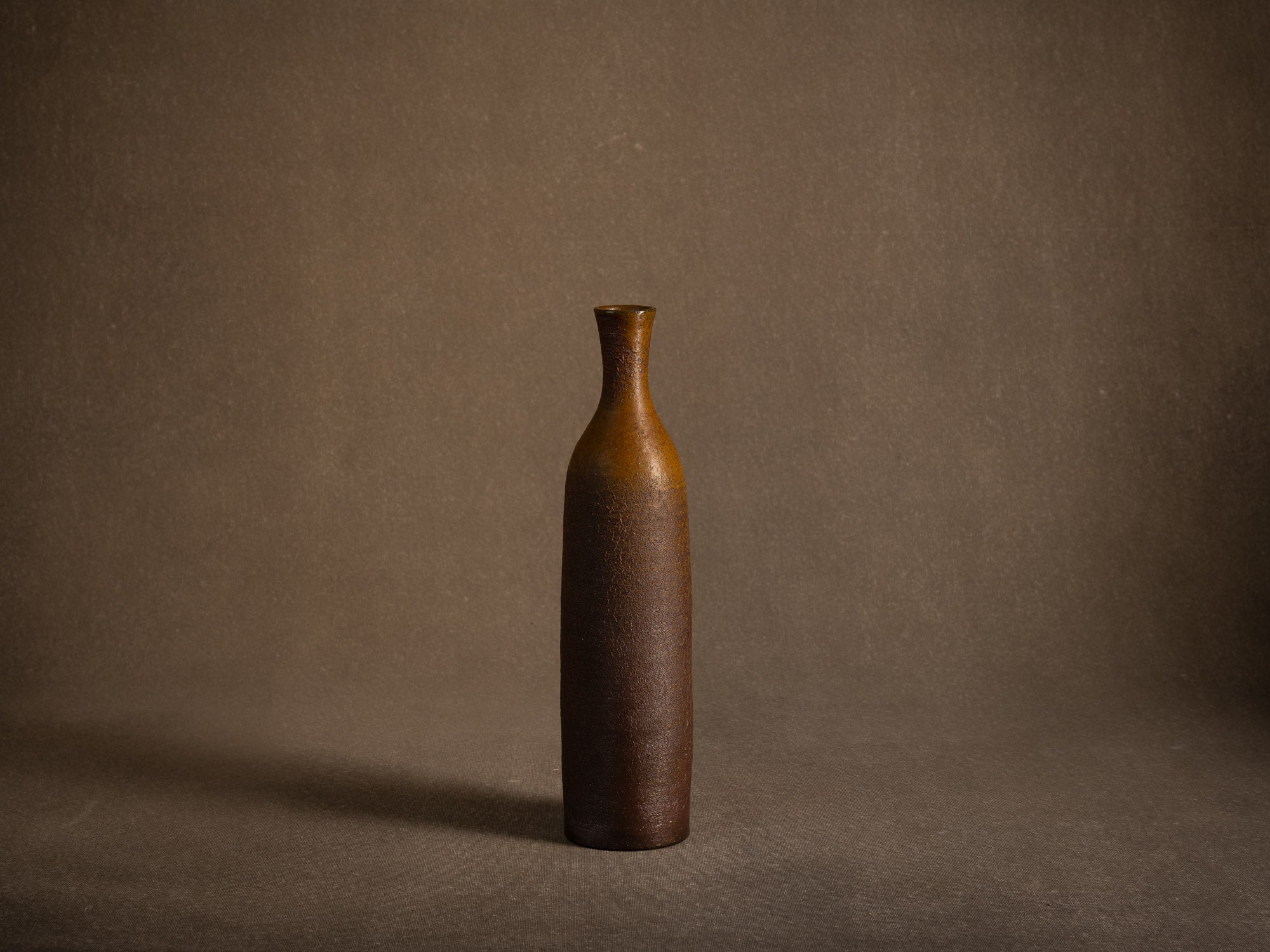 Vase bouteille de Jean et Geneviève Dubost, France (vers 1970)..Bizen style bottle vase by Jean & Geneviève Dubost, France (1970)