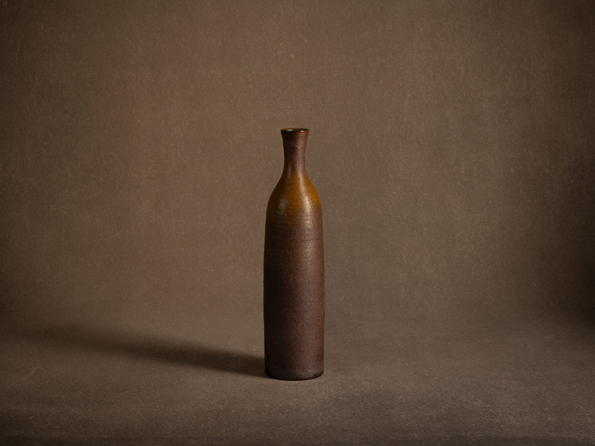 Vase bouteille de Jean et Geneviève Dubost, France (vers 1970)..Bizen style bottle vase by Jean & Geneviève Dubost, France (1970)