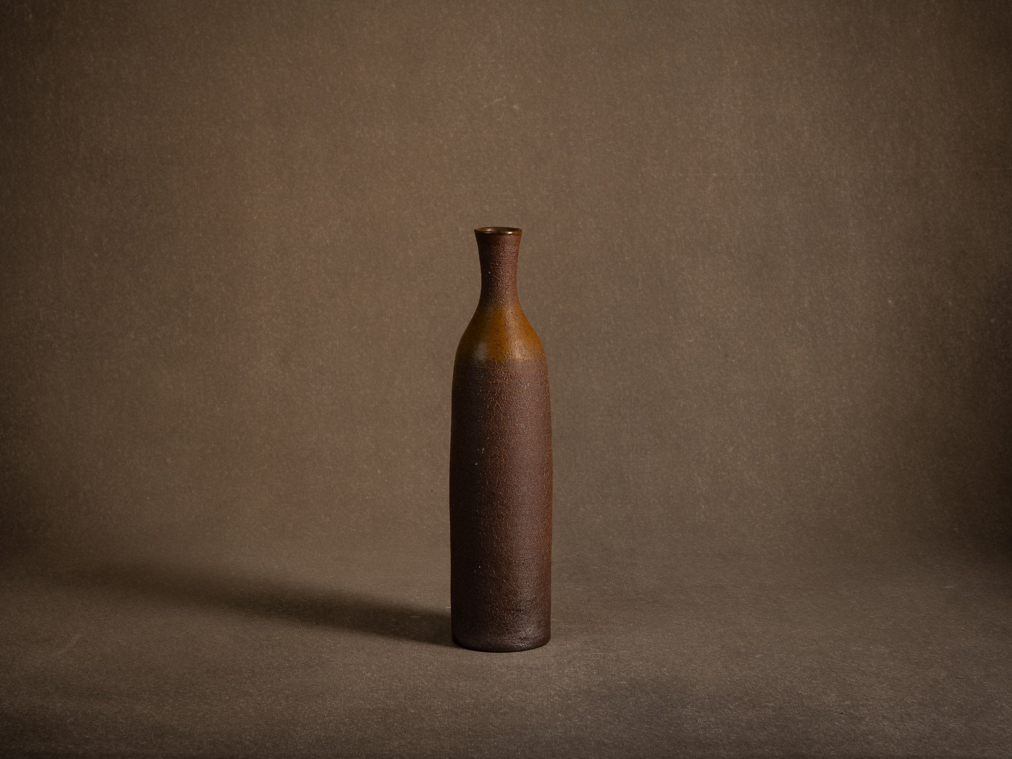 Vase bouteille de Jean et Geneviève Dubost, France (vers 1970)..Bizen style bottle vase by Jean & Geneviève Dubost, France (1970)