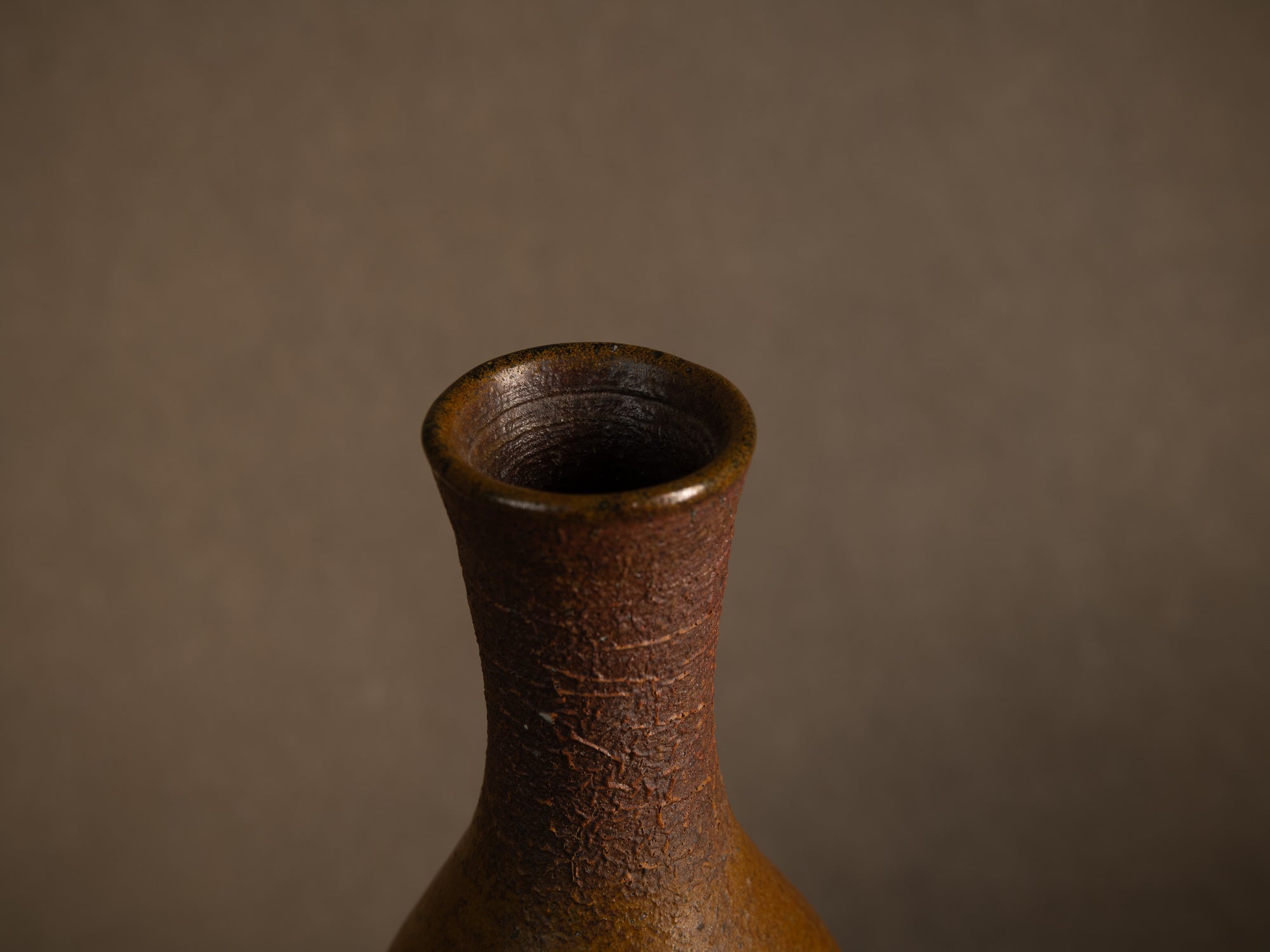 Vase bouteille de Jean et Geneviève Dubost, France (vers 1970)..Bizen style bottle vase by Jean & Geneviève Dubost, France (1970)